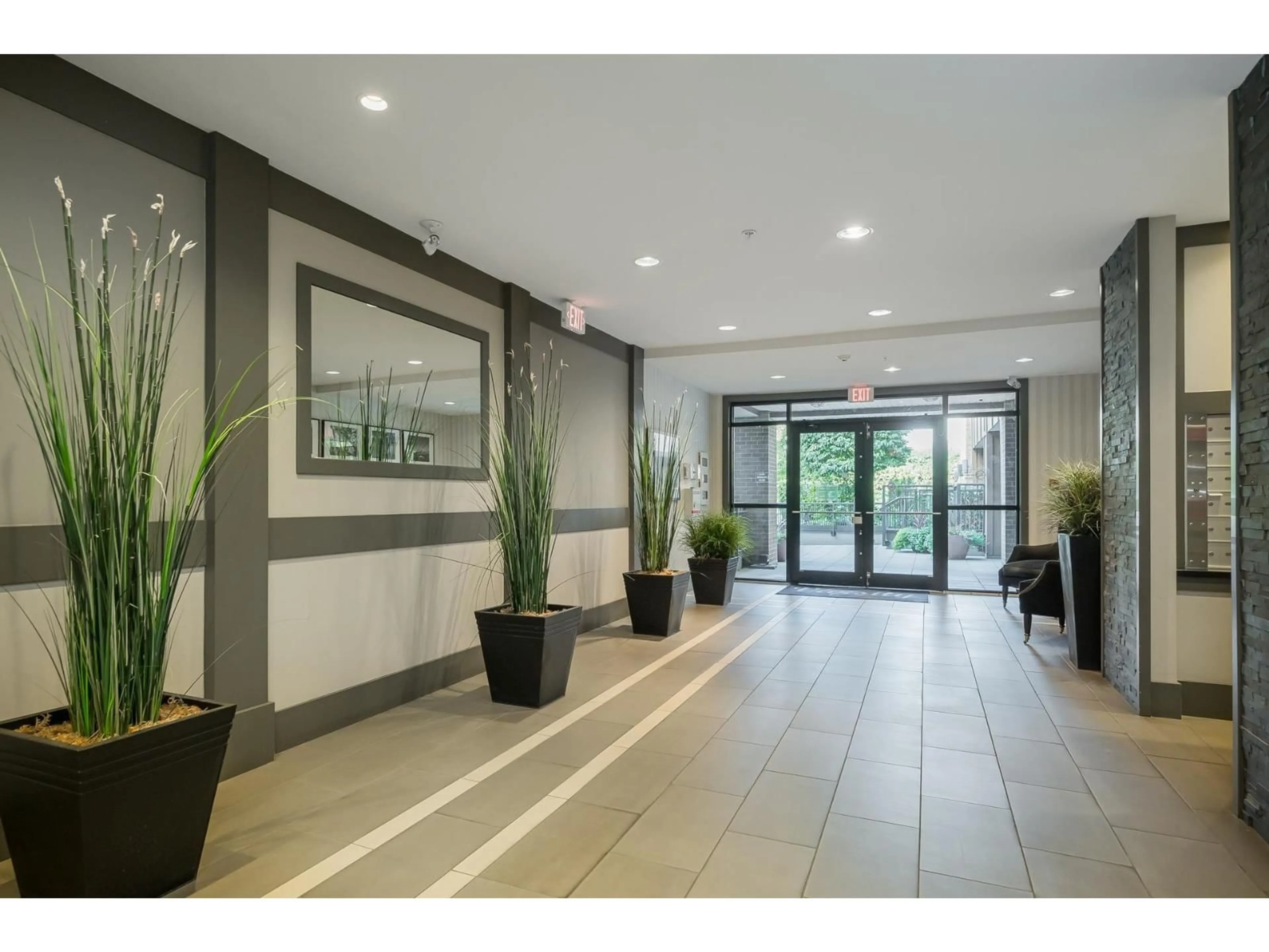 Indoor foyer for 407 - 20068 FRASER HIGHWAY, Langley British Columbia V3A0H2