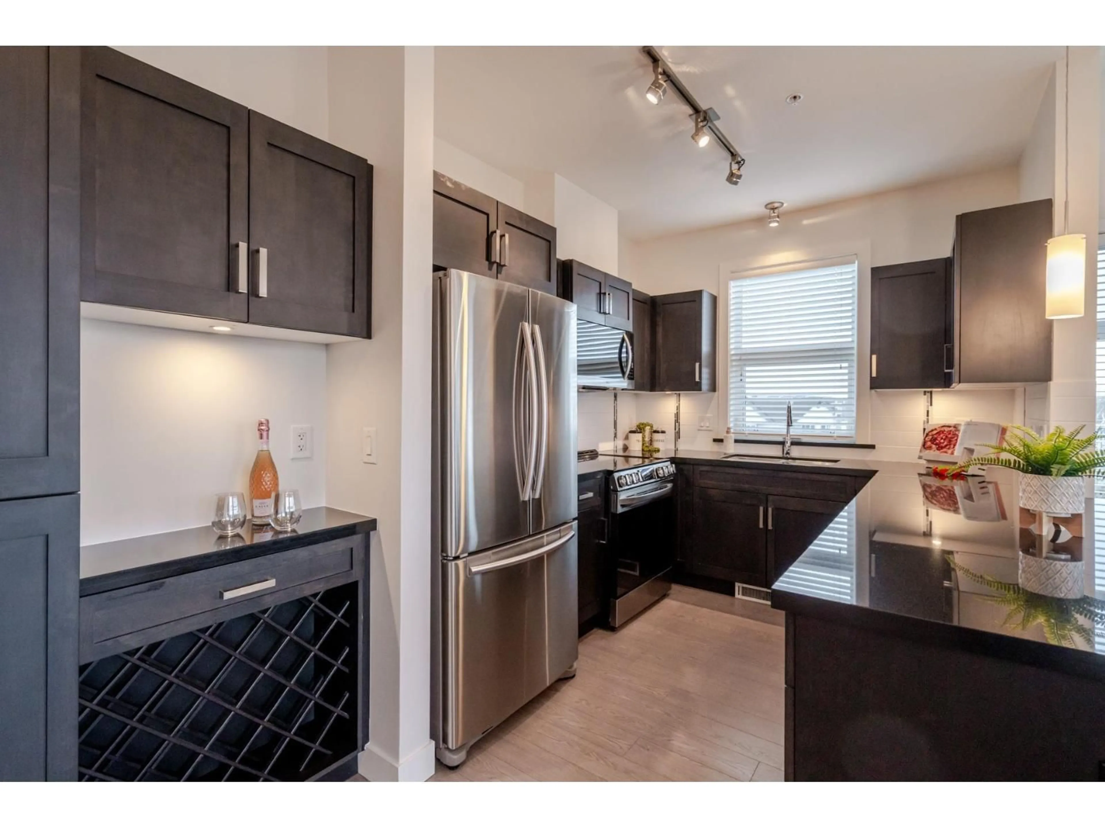 Open concept kitchen, unknown for 407 - 20068 FRASER HIGHWAY, Langley British Columbia V3A0H2