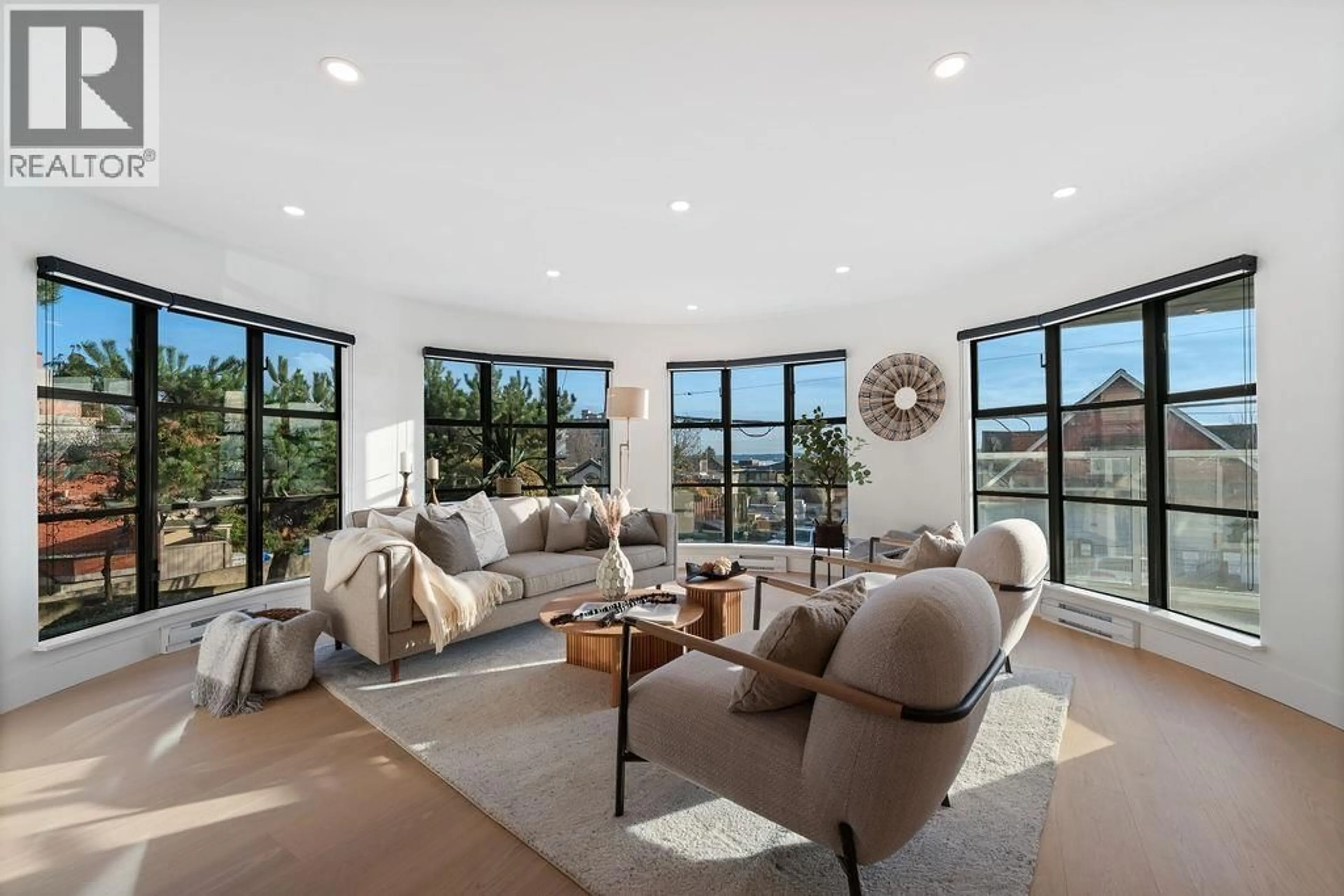 Living room with furniture, unknown for 101 - 2412 HAYWOOD AVENUE, West Vancouver British Columbia V7V1Y1