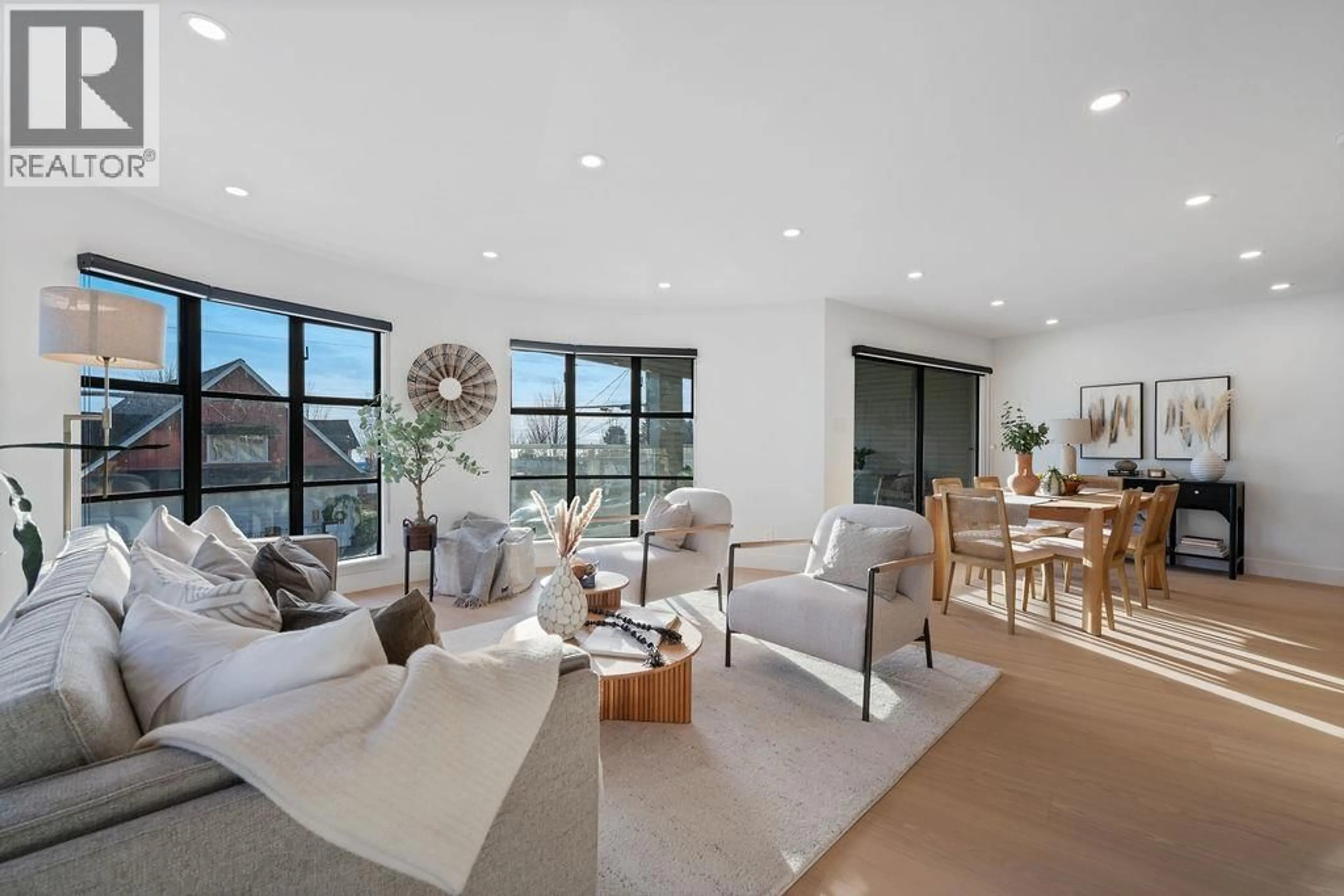 Living room with furniture, unknown for 101 - 2412 HAYWOOD AVENUE, West Vancouver British Columbia V7V1Y1