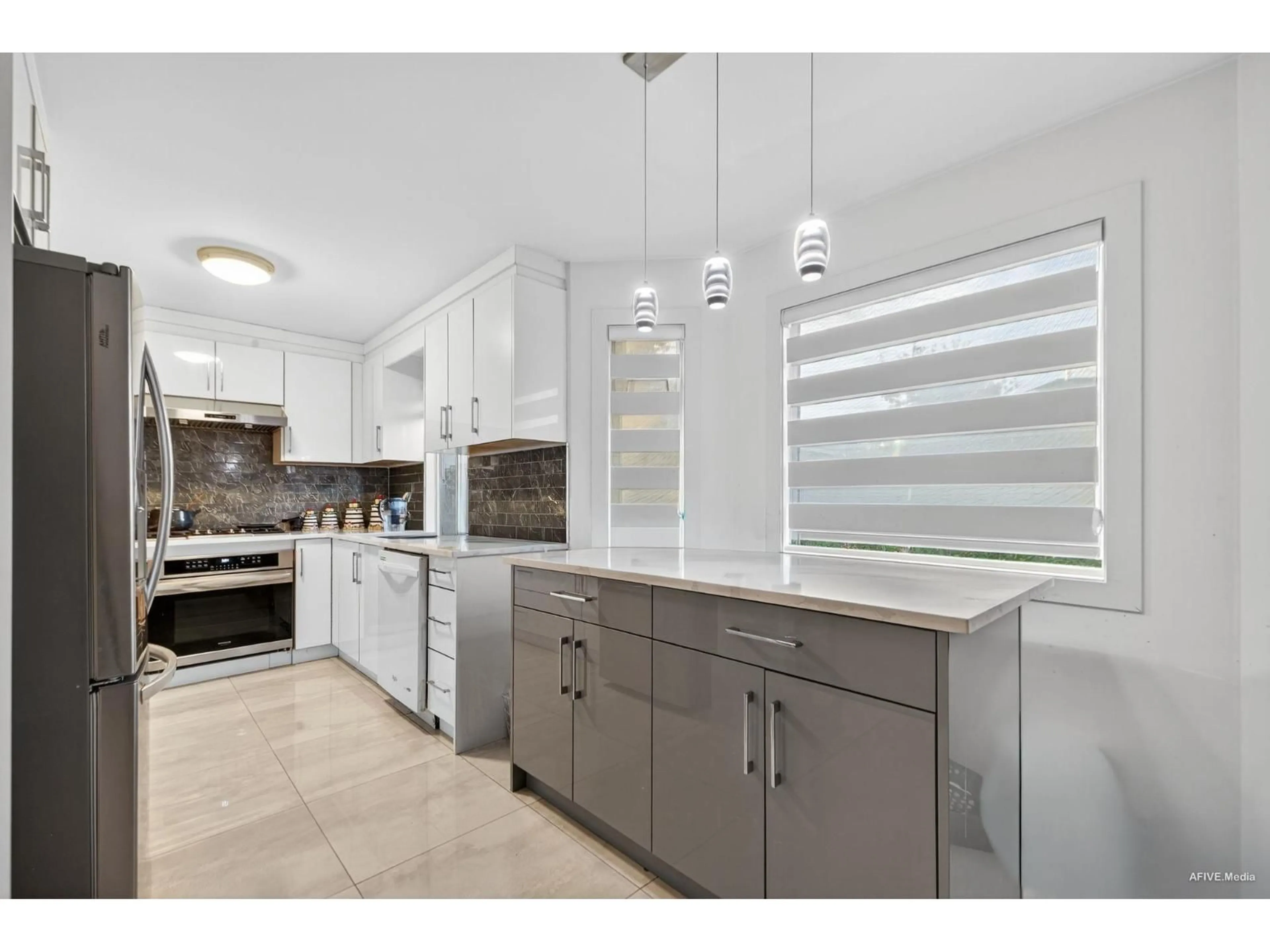 Open concept kitchen, ceramic/tile floor for 12079 84A AVENUE, Surrey British Columbia V3W0S7