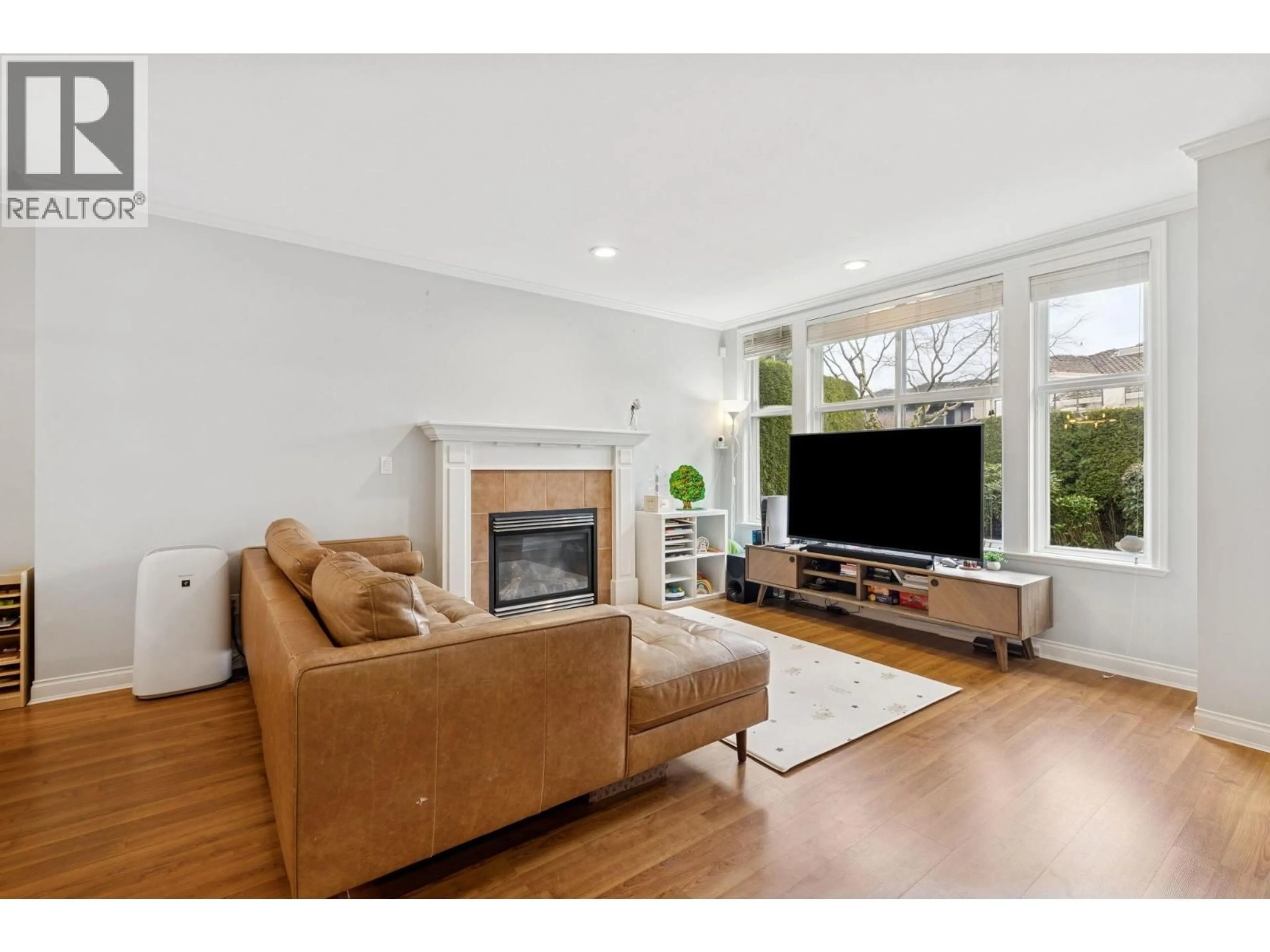 Living room with furniture, wood/laminate floor for 71 - 3088 FRANCIS ROAD, Richmond British Columbia V7C5V9