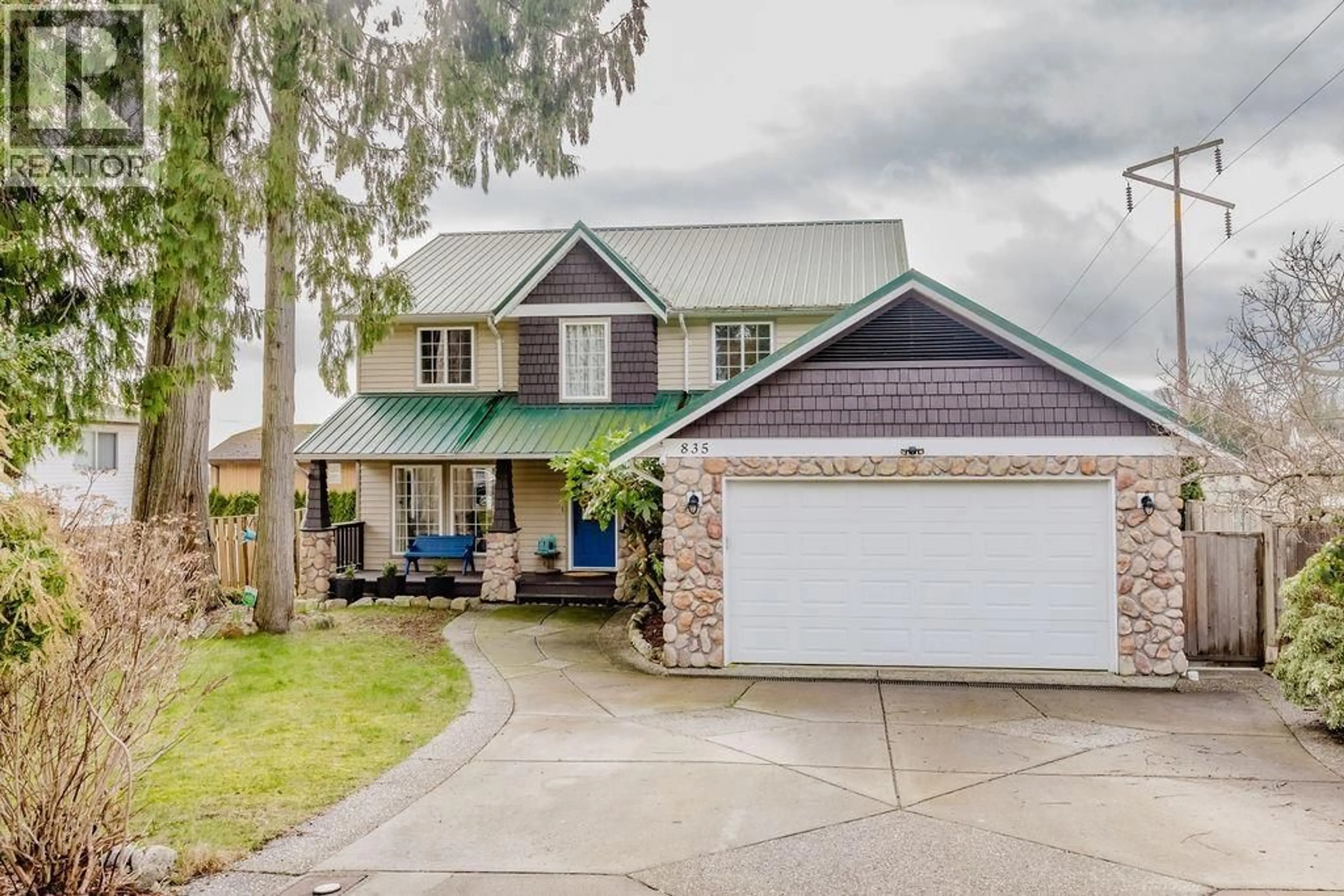 A pic from outside/outdoor area/front of a property/back of a property/a pic from drone, street for 835 AURORA WAY, Gibsons British Columbia V0N1V9