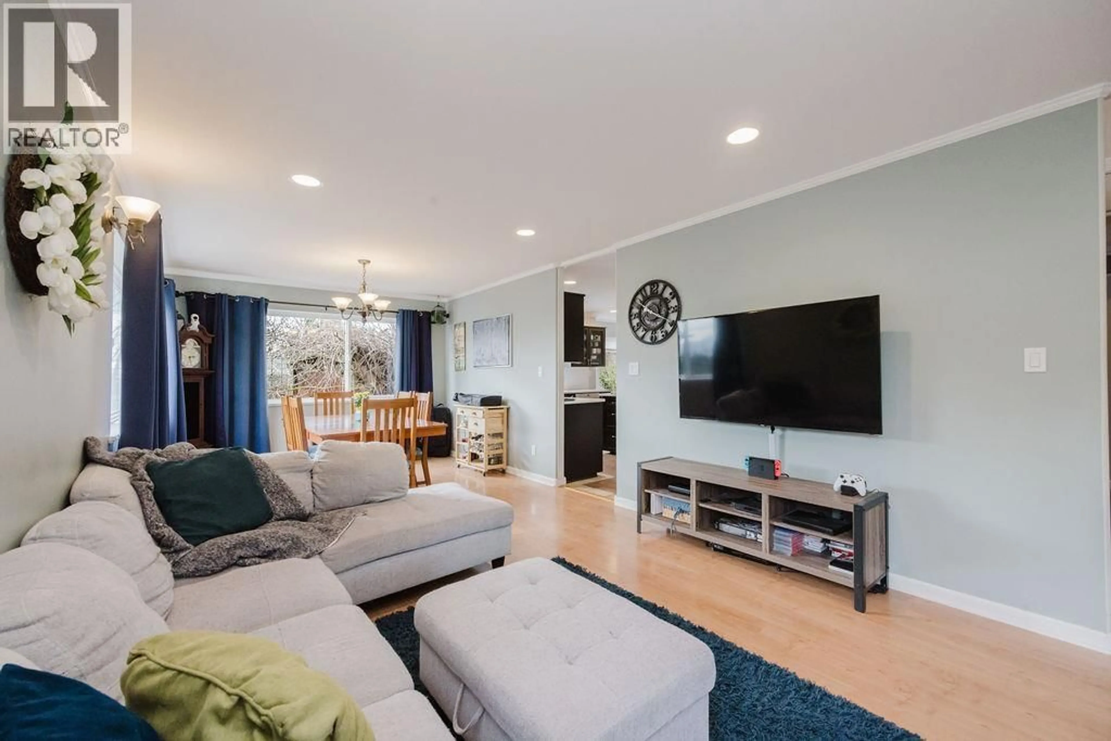 Living room with furniture, unknown for 835 AURORA WAY, Gibsons British Columbia V0N1V9