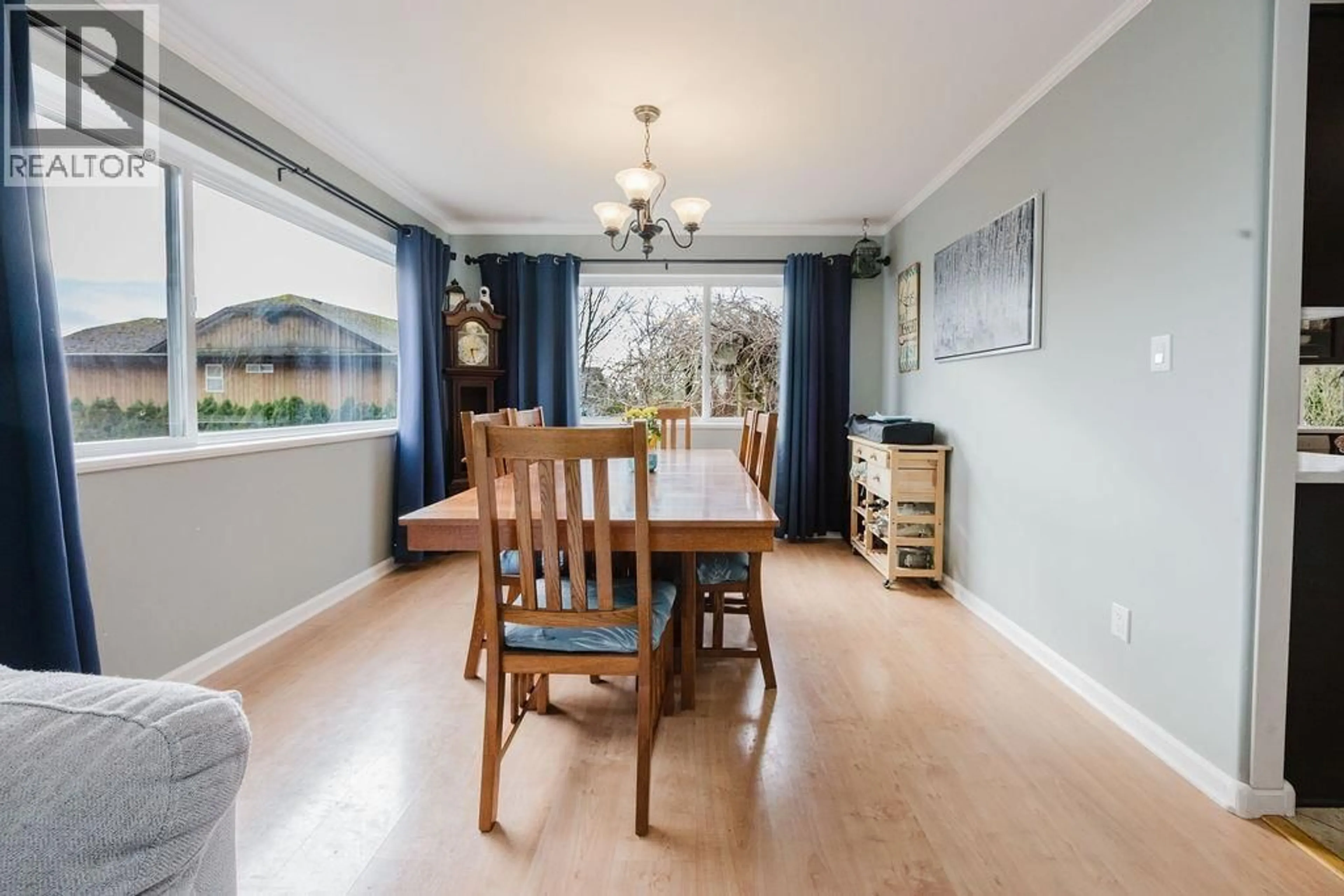 Dining room, wood/laminate floor for 835 AURORA WAY, Gibsons British Columbia V0N1V9