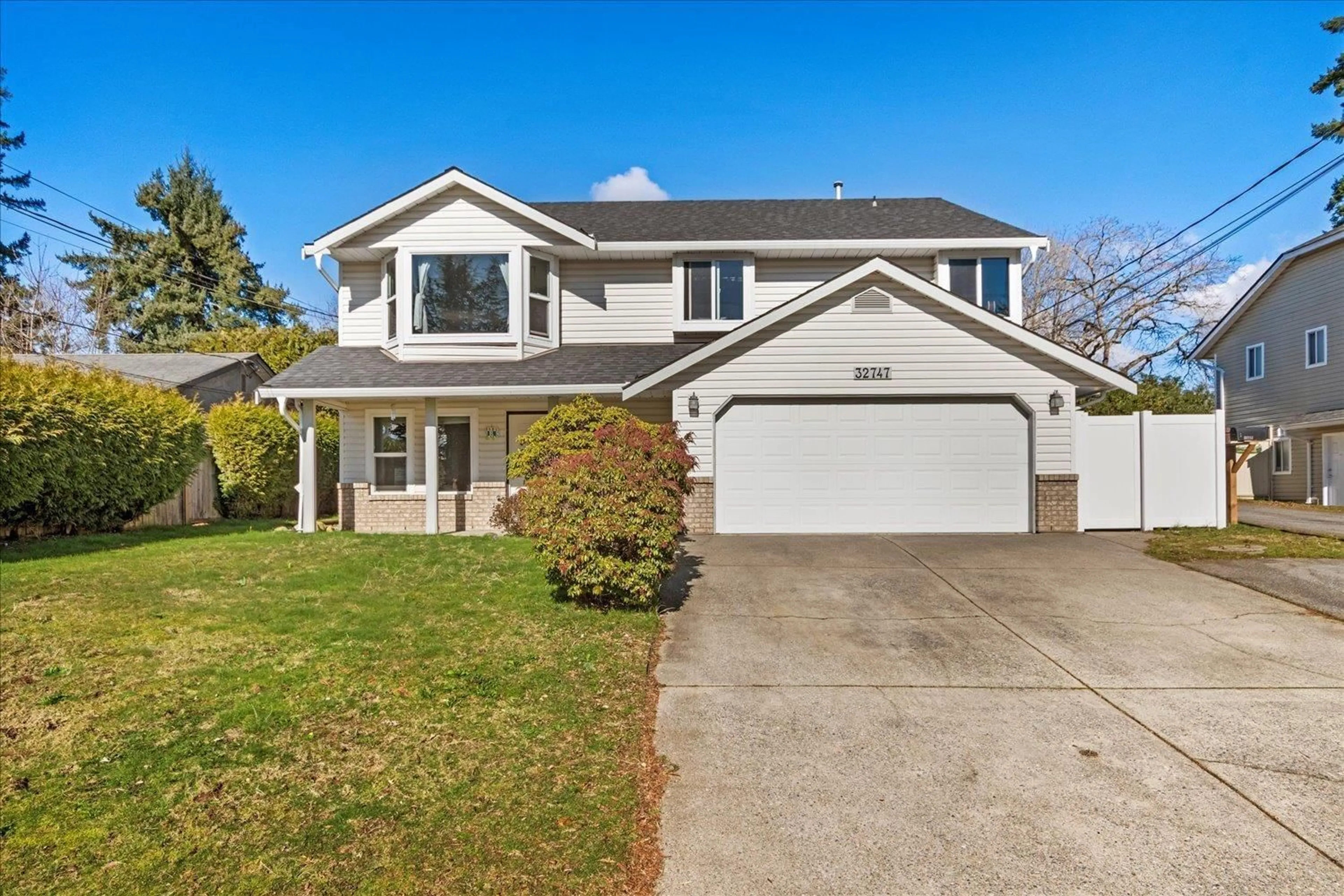 Home with vinyl exterior material, street for 32747 MCRAE AVENUE, Mission British Columbia V2V2L8