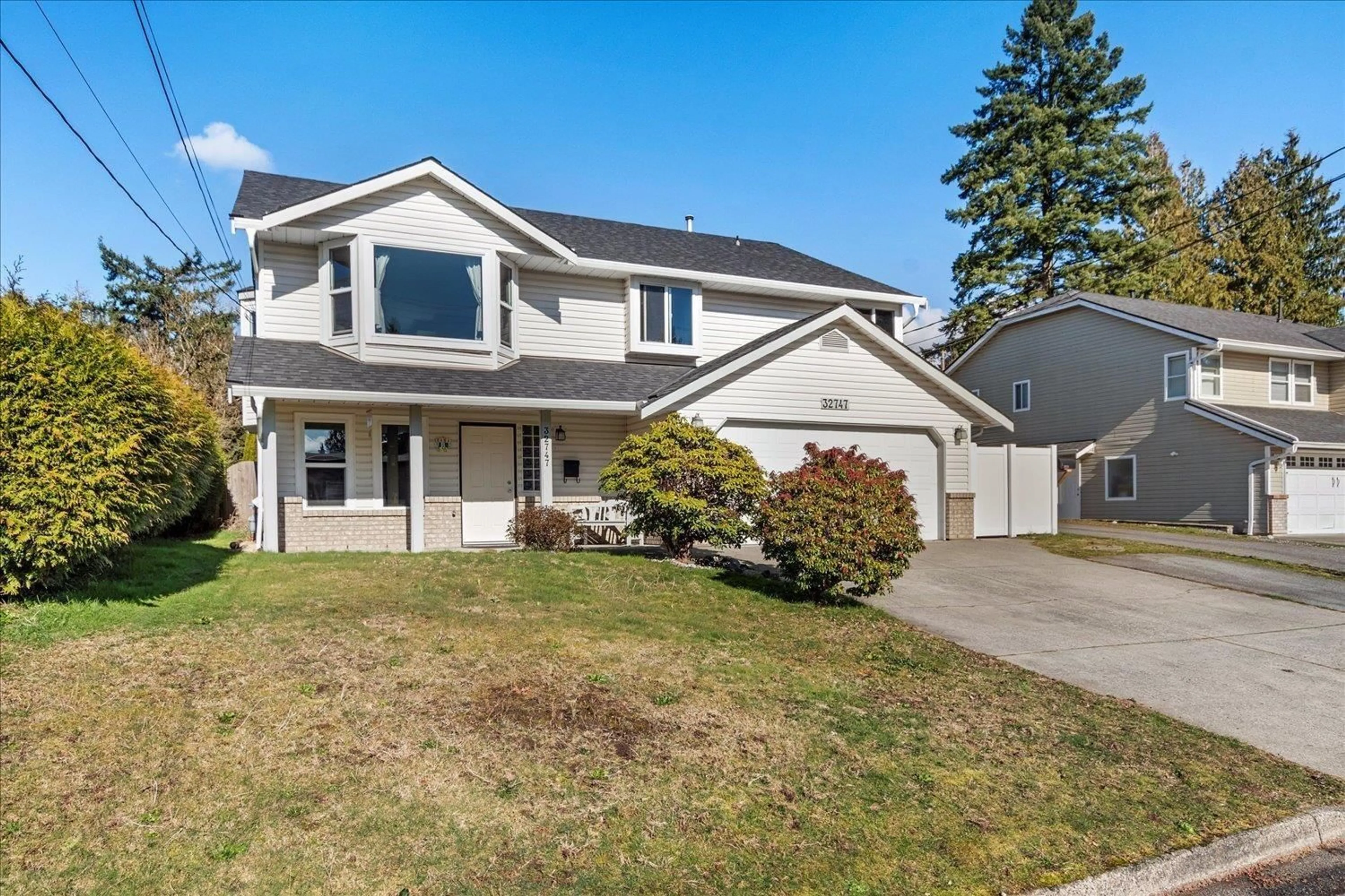 Home with vinyl exterior material, street for 32747 MCRAE AVENUE, Mission British Columbia V2V2L8