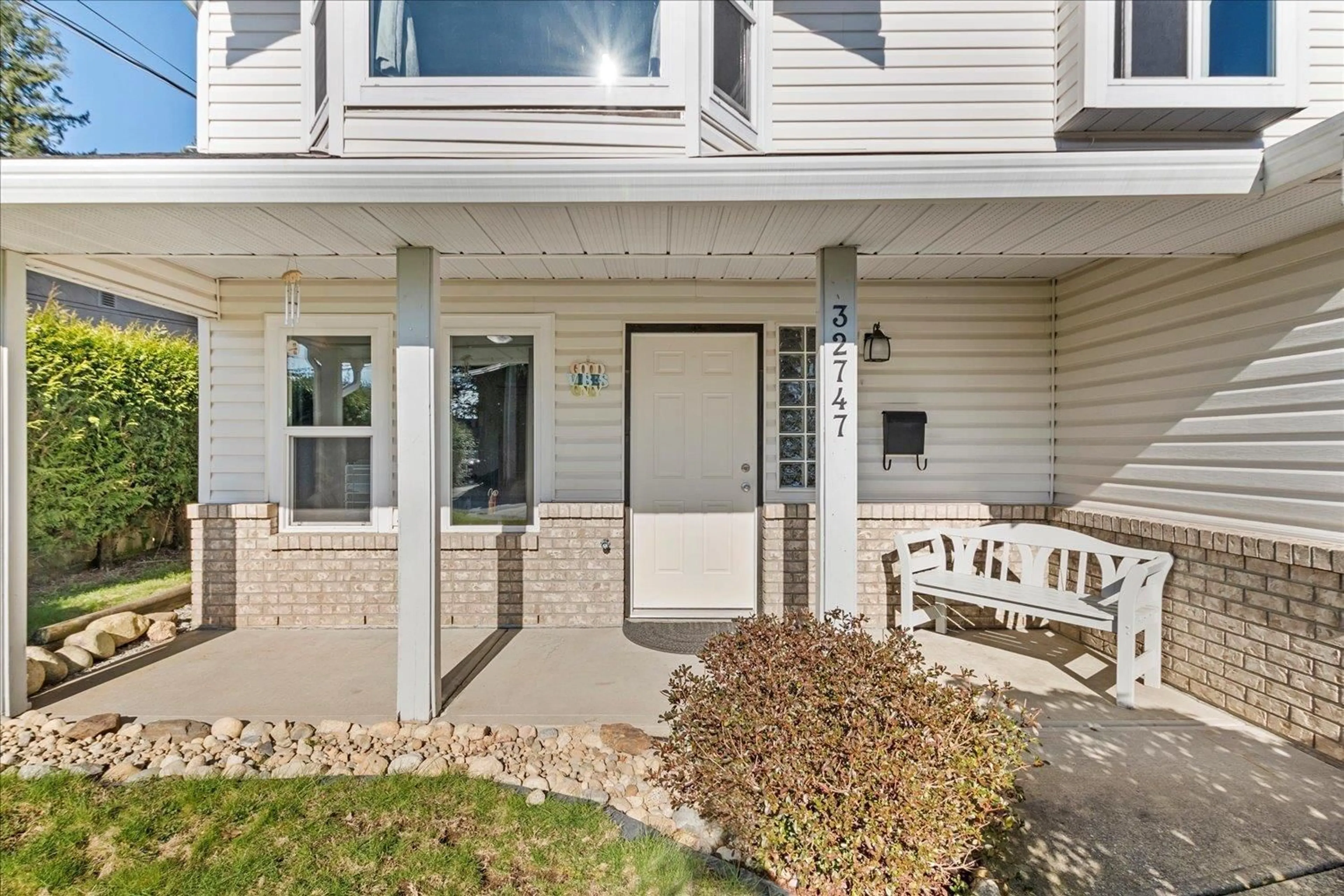 Home with vinyl exterior material, street for 32747 MCRAE AVENUE, Mission British Columbia V2V2L8