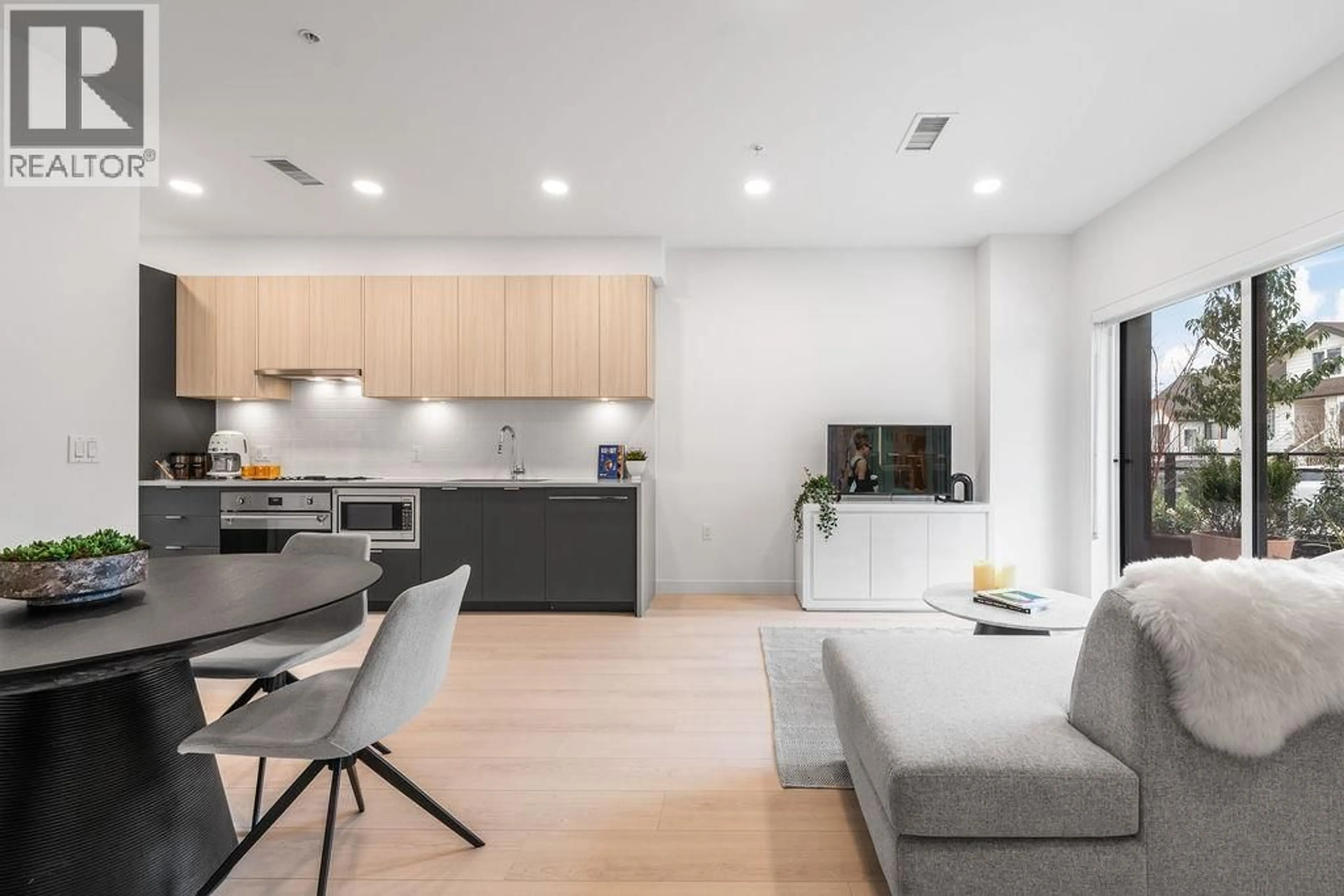 Open concept kitchen, unknown for 2425 GRANT STREET, Vancouver British Columbia V5K3G5