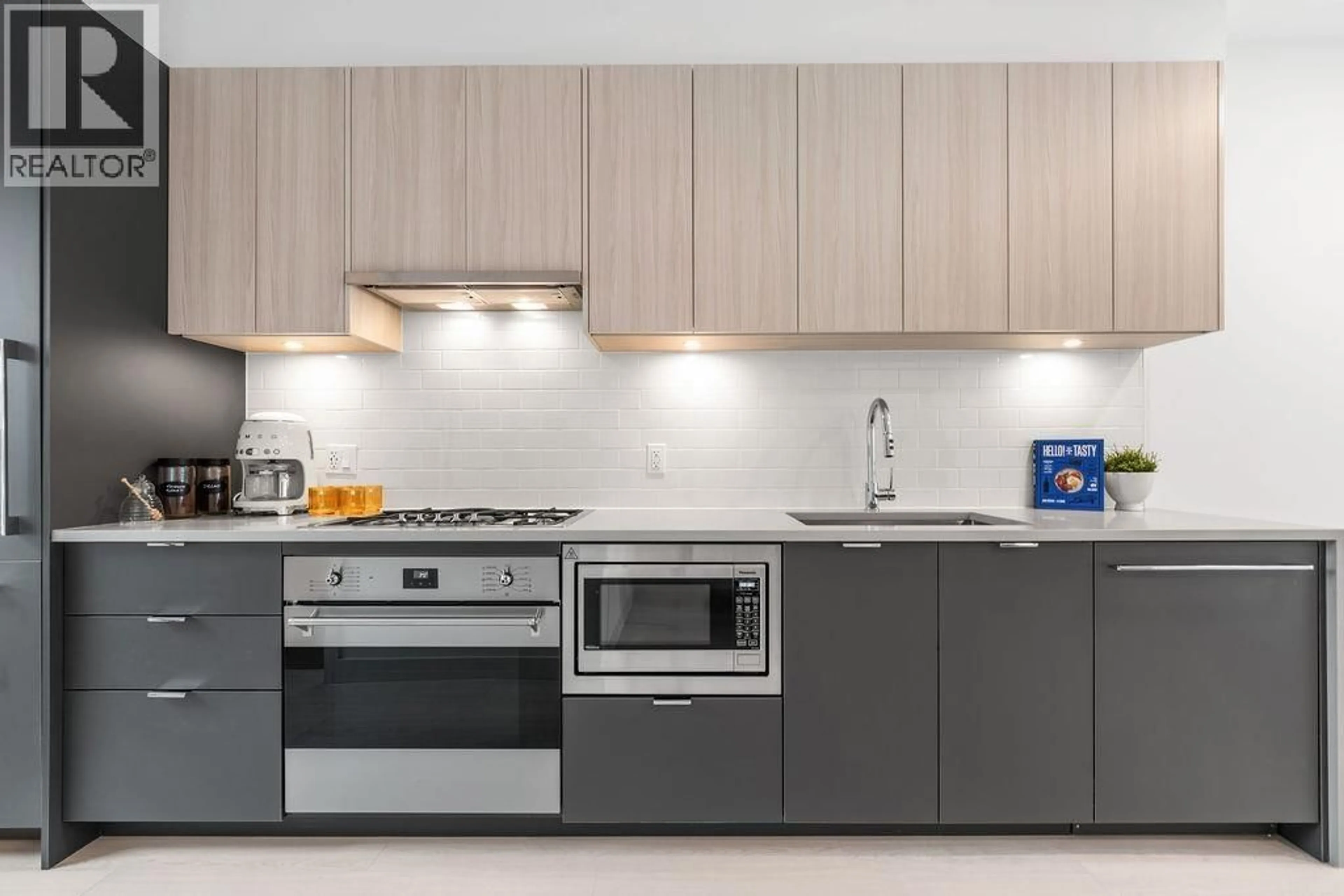 Standard kitchen, unknown for 2425 GRANT STREET, Vancouver British Columbia V5K3G5