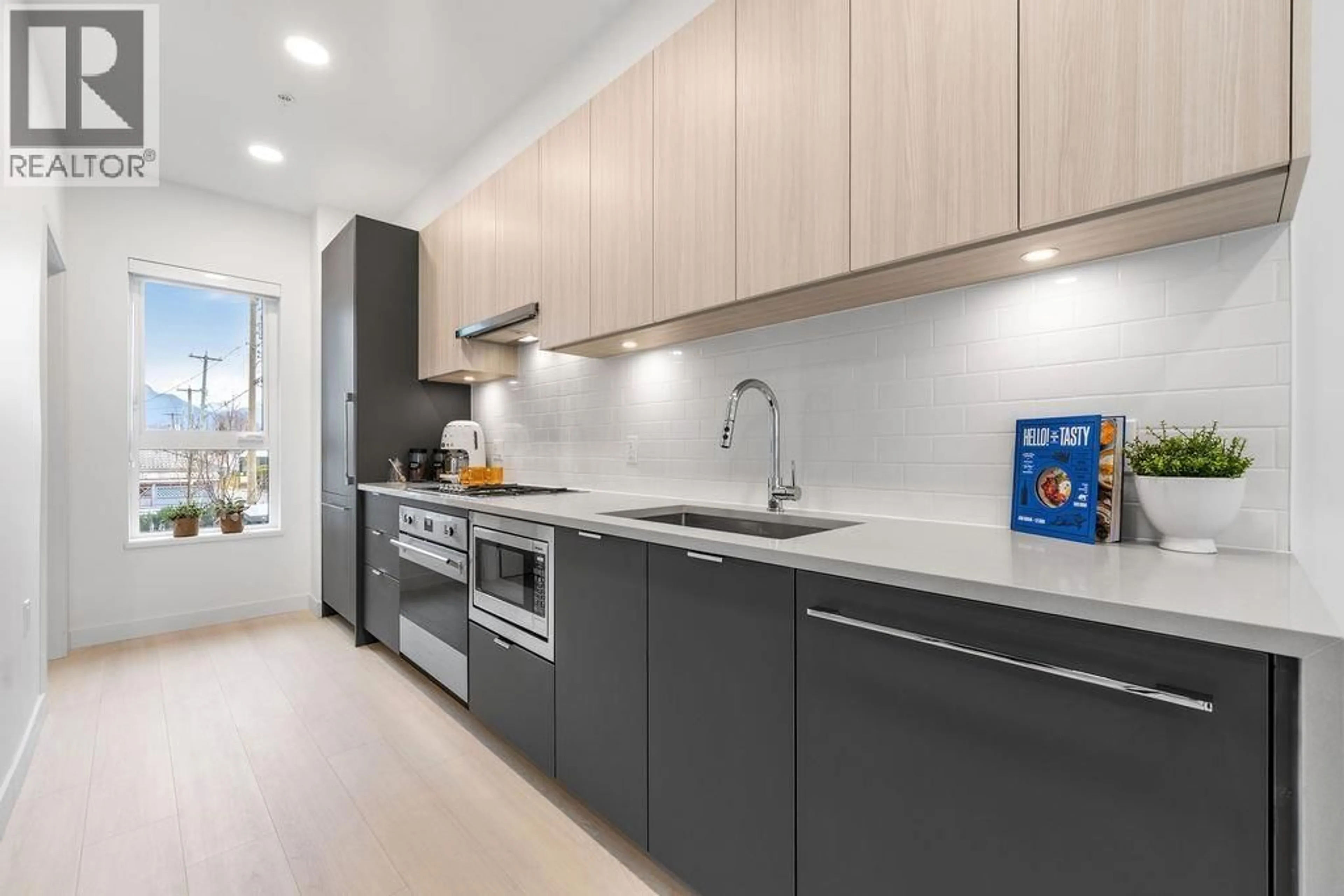 Unknown for 2425 GRANT STREET, Vancouver British Columbia V5K3G5