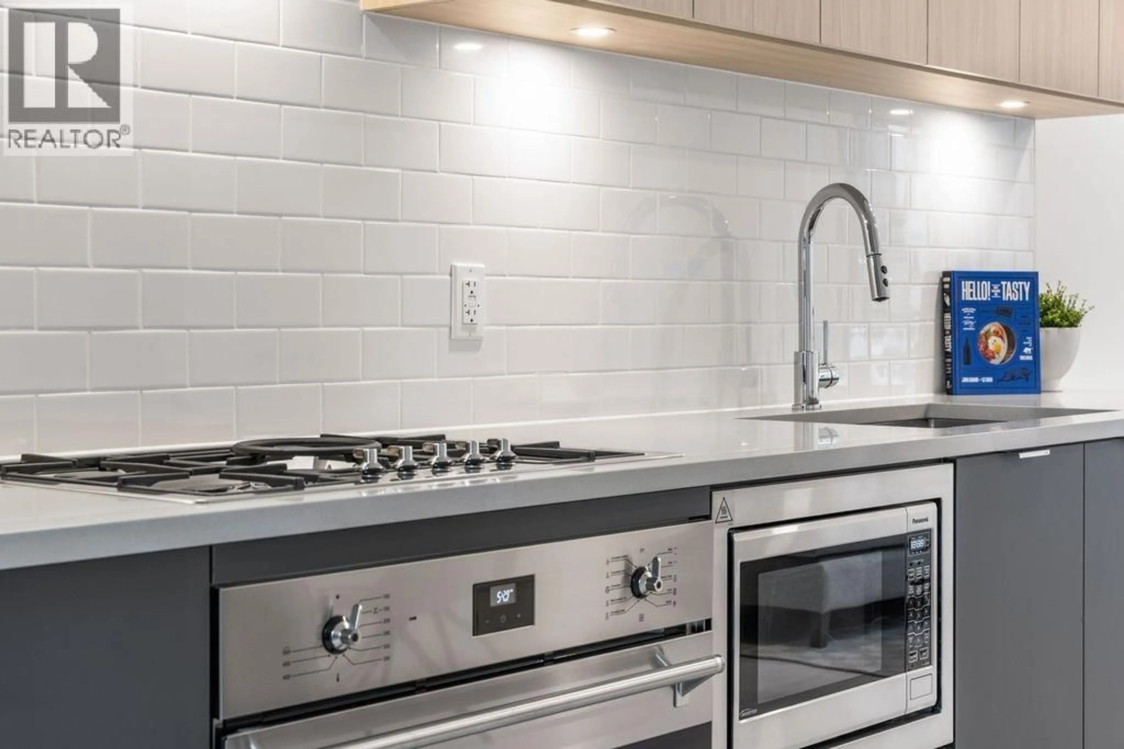 Standard kitchen, unknown for 2425 GRANT STREET, Vancouver British Columbia V5K3G5