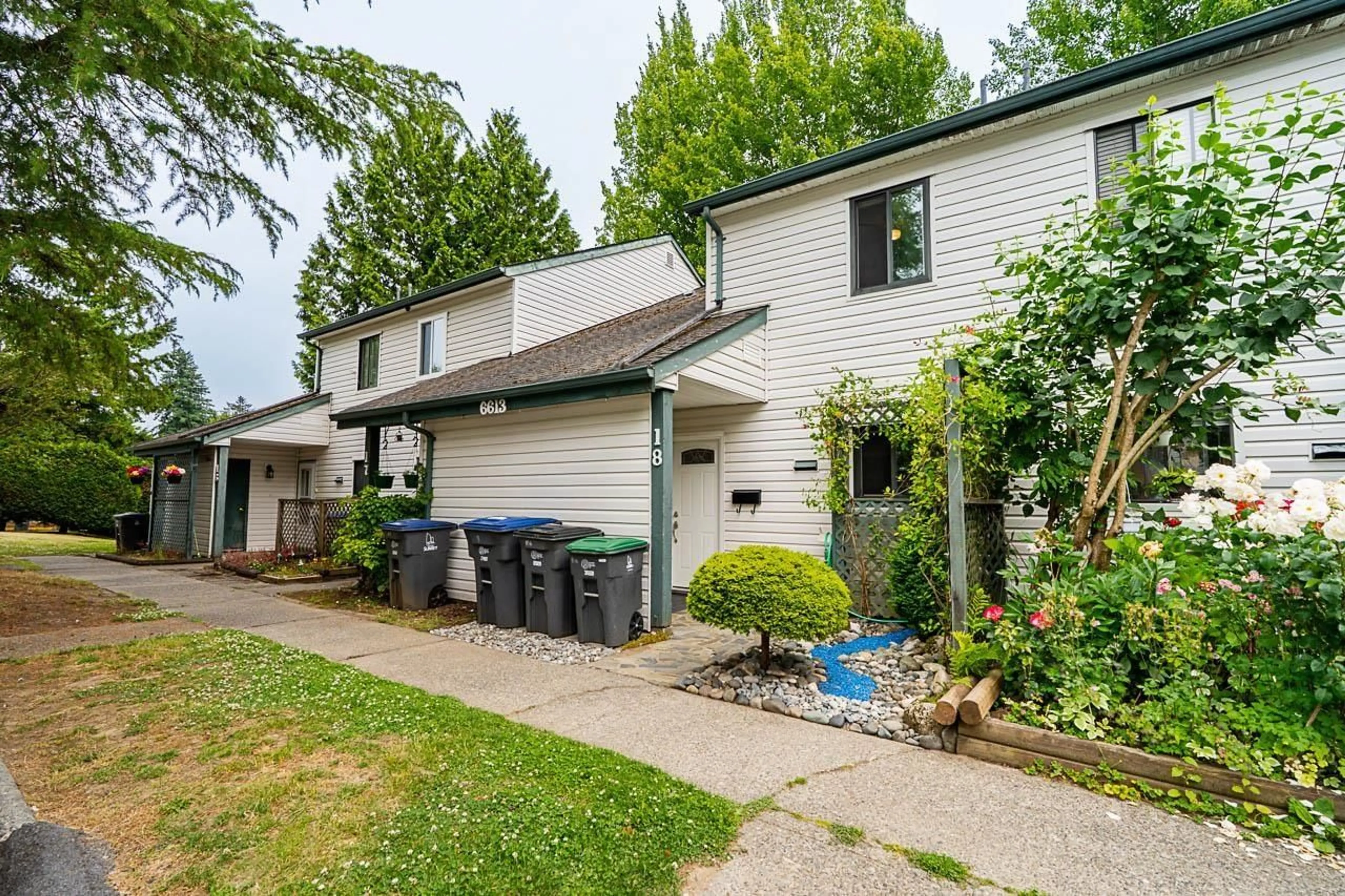 Home with vinyl exterior material, street for 18 - 6613 138 STREET, Surrey British Columbia V3W5G7