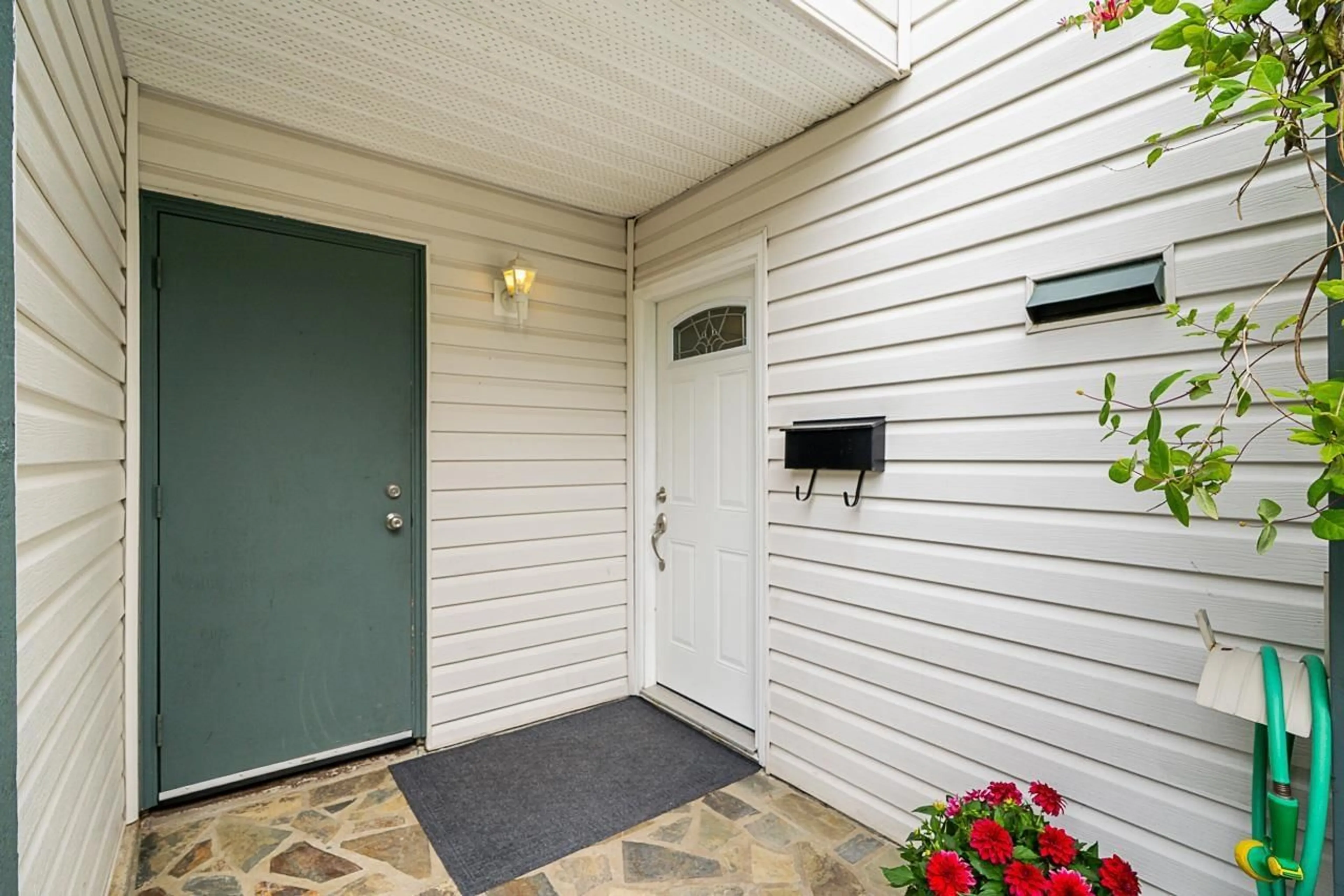 Indoor entryway for 18 - 6613 138 STREET, Surrey British Columbia V3W5G7