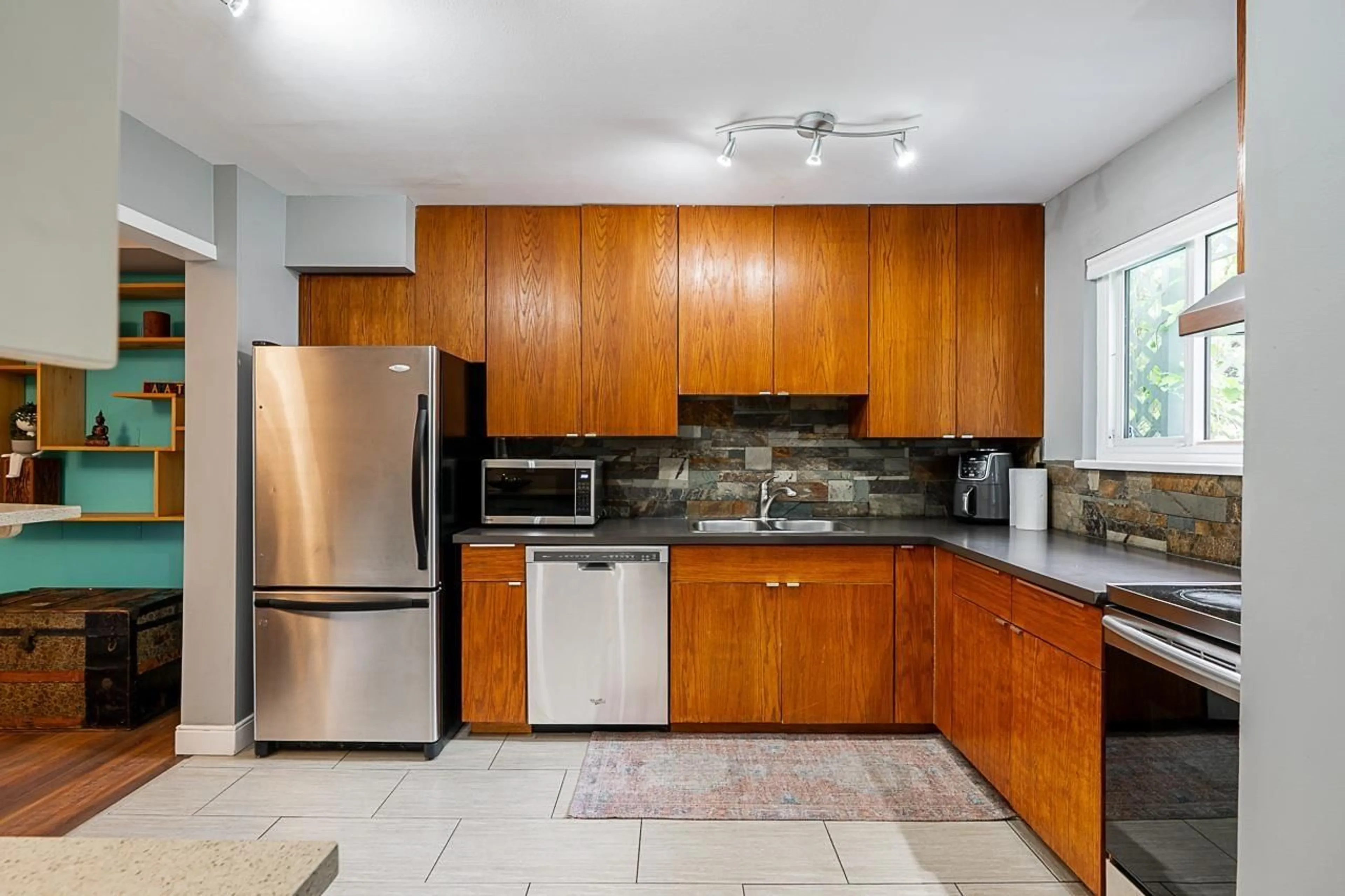 Standard kitchen, ceramic/tile floor for 18 - 6613 138 STREET, Surrey British Columbia V3W5G7
