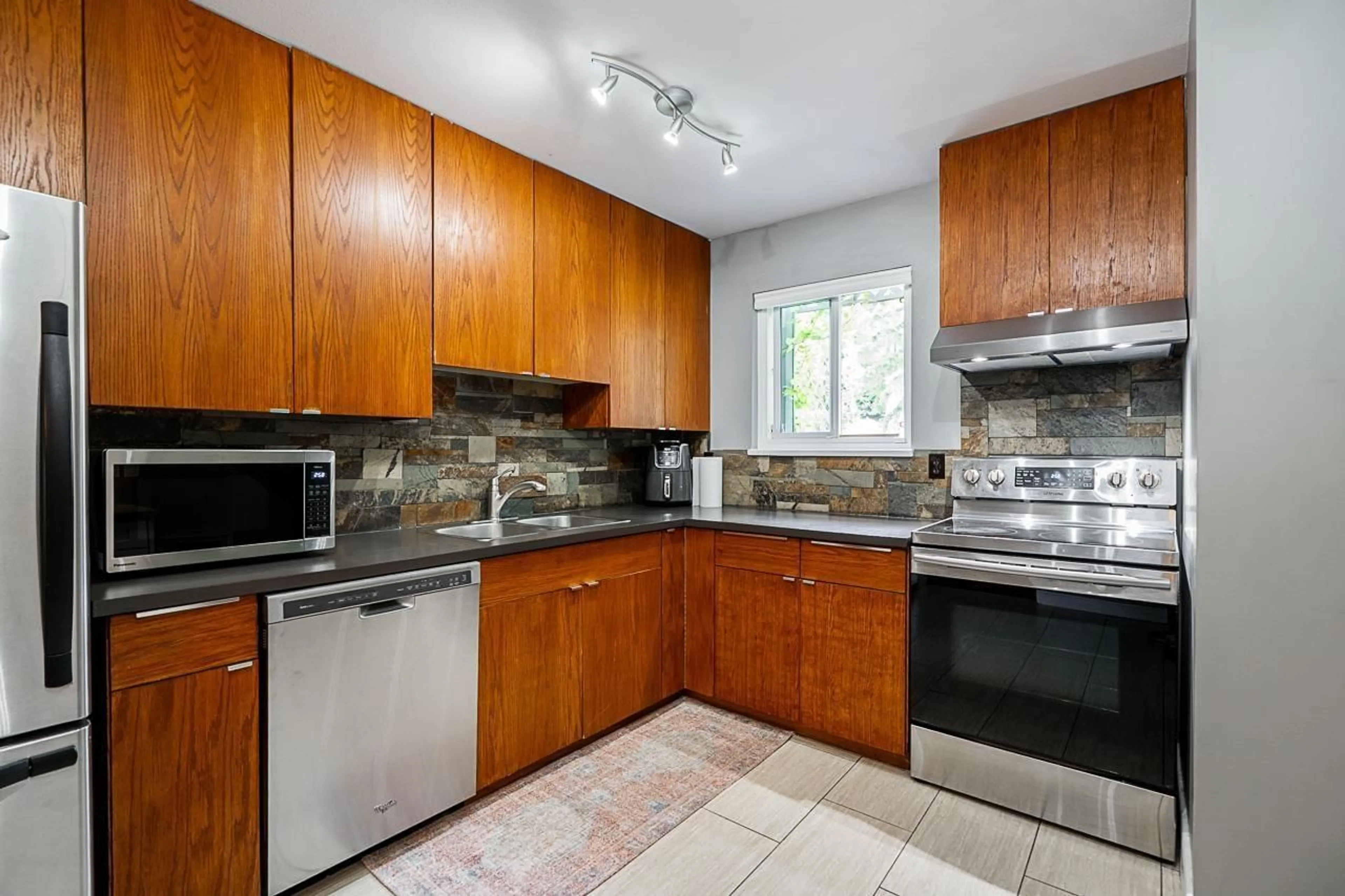Standard kitchen, ceramic/tile floor for 18 - 6613 138 STREET, Surrey British Columbia V3W5G7