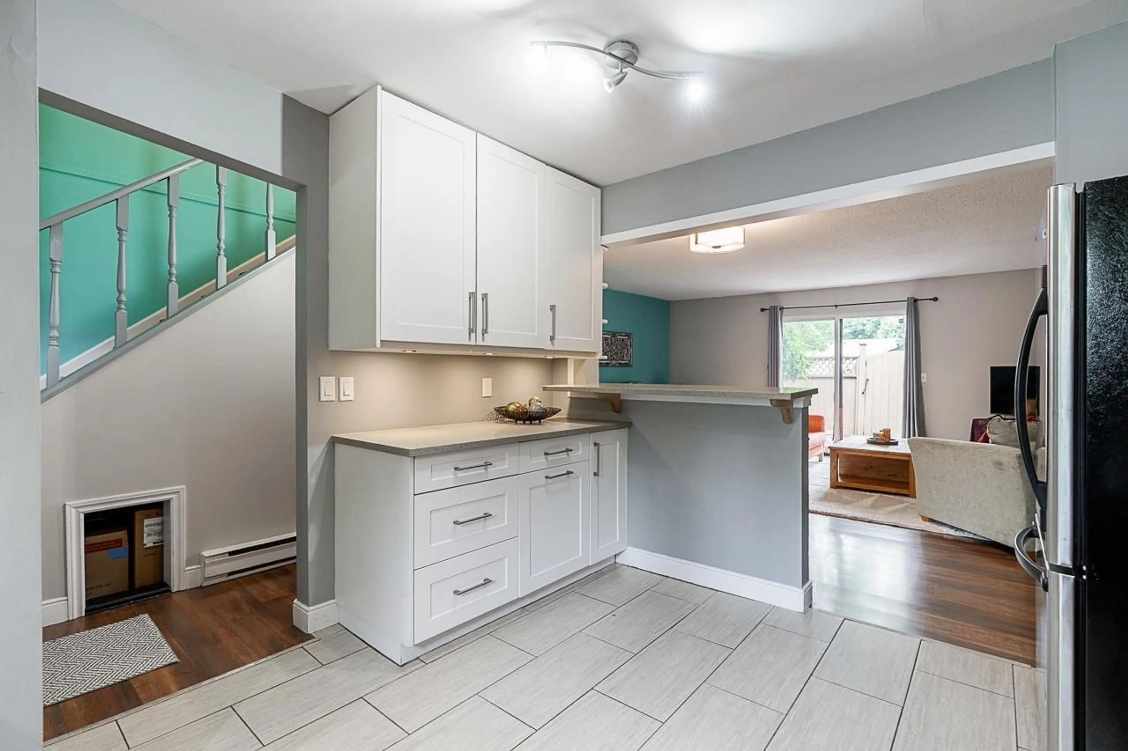 Open concept kitchen, ceramic/tile floor for 18 - 6613 138 STREET, Surrey British Columbia V3W5G7