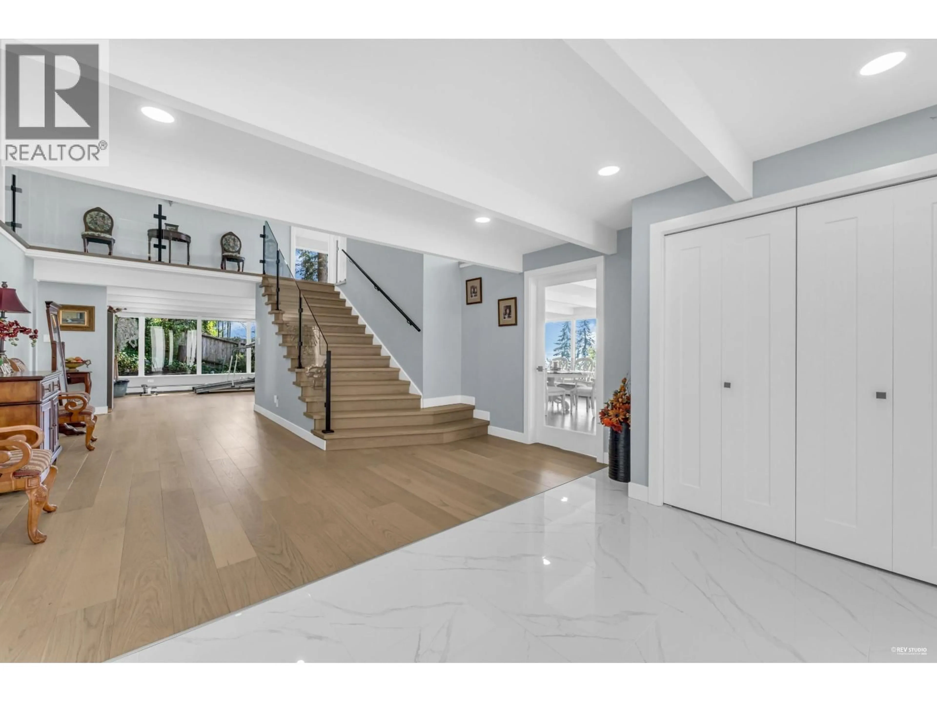 Indoor foyer for 2755 SKILIFT PLACE, West Vancouver British Columbia V7S2T6