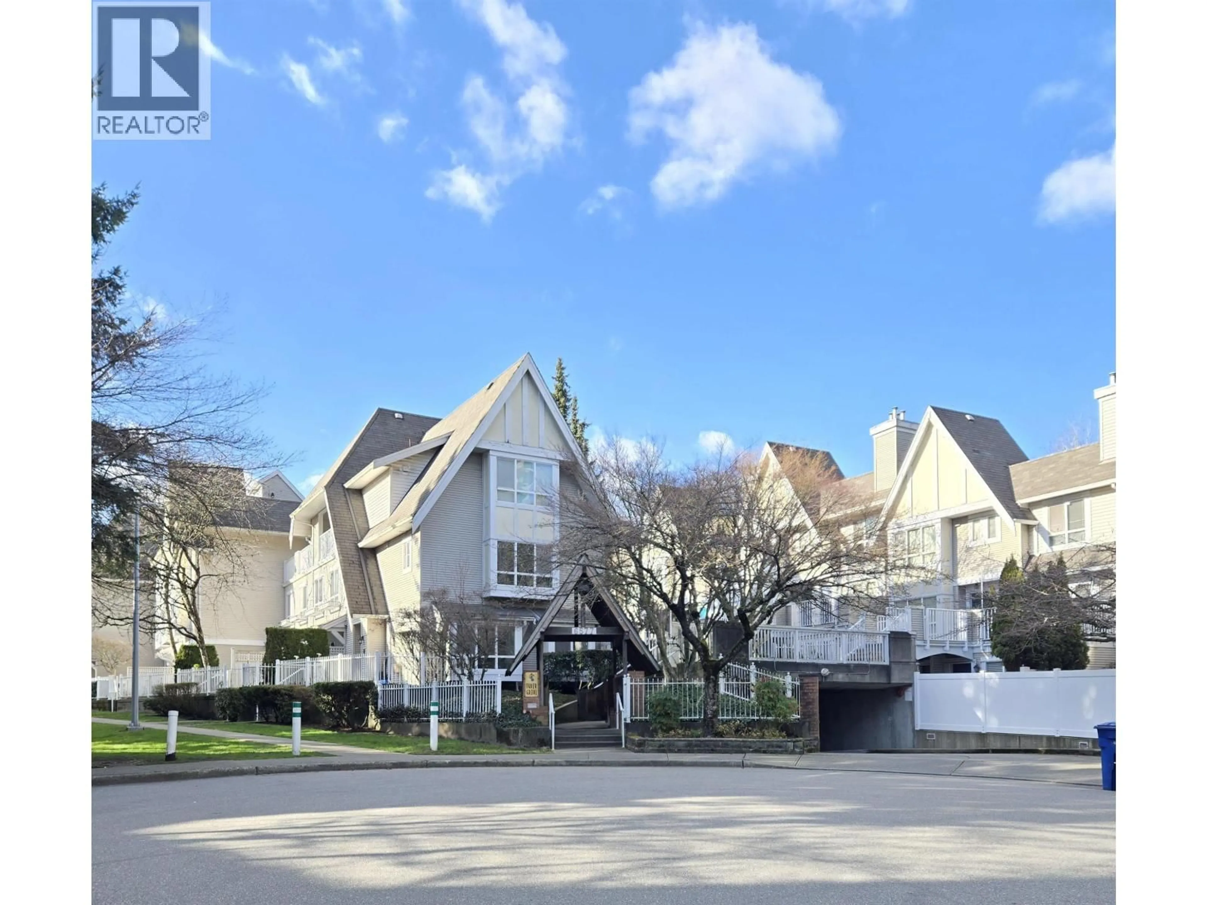 A pic from outside/outdoor area/front of a property/back of a property/a pic from drone, street for 15 - 6577 SOUTHOAKS CRESCENT, Burnaby British Columbia V5E4J9