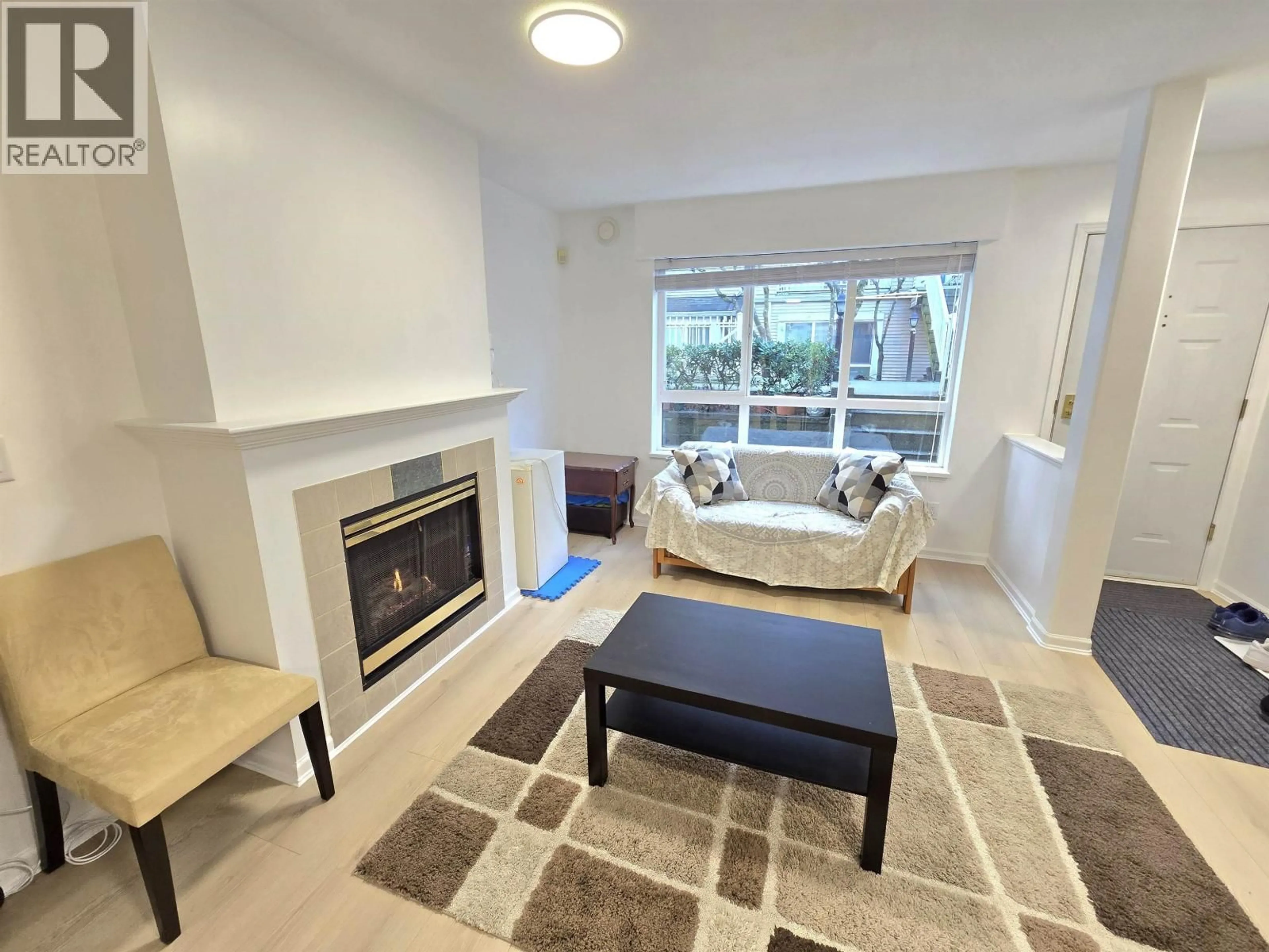 Living room with furniture, unknown for 15 - 6577 SOUTHOAKS CRESCENT, Burnaby British Columbia V5E4J9