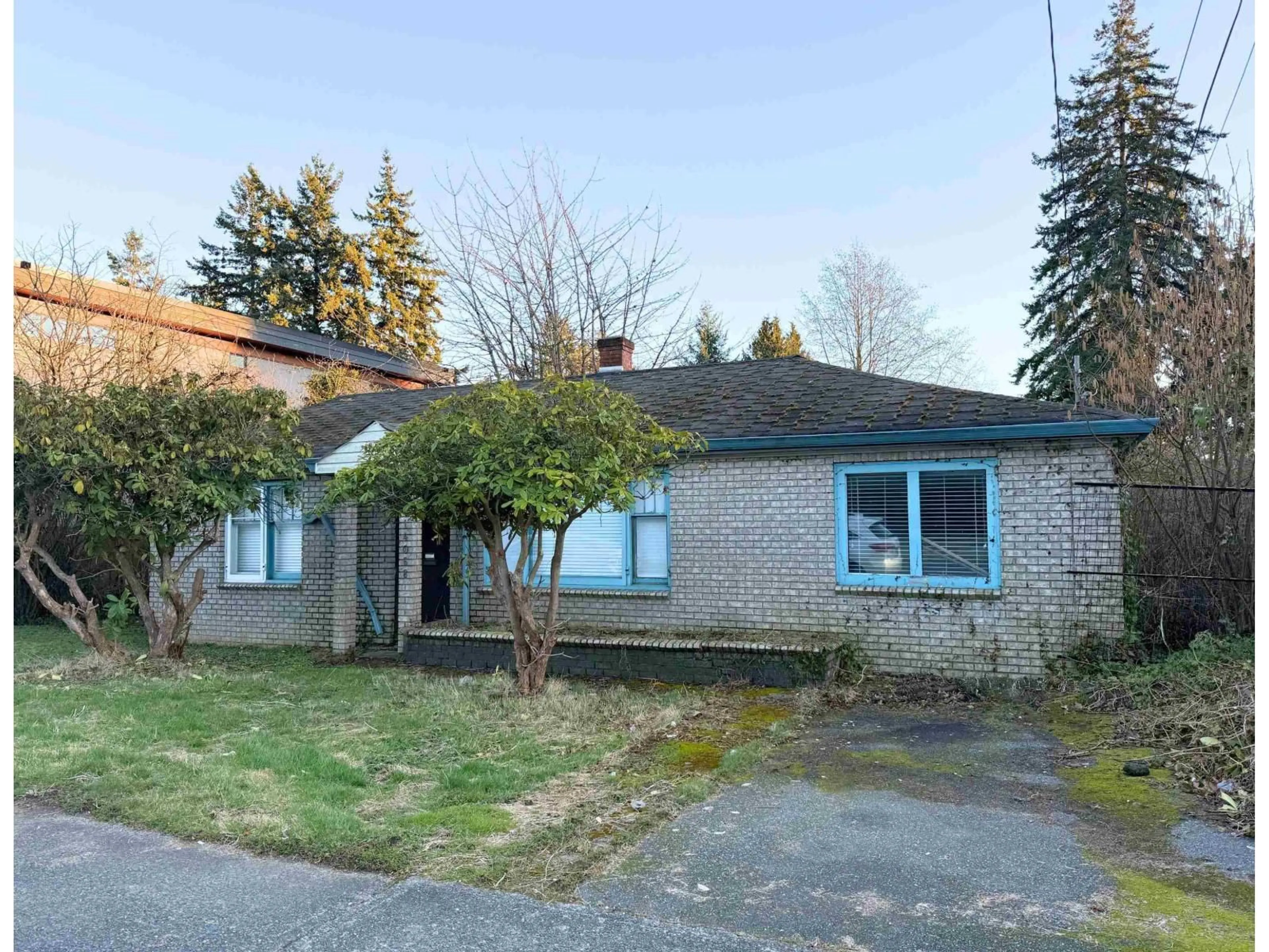 A pic from outside/outdoor area/front of a property/back of a property/a pic from drone, street for 14068 NORTH BLUFF ROAD, White Rock British Columbia V4B3C3