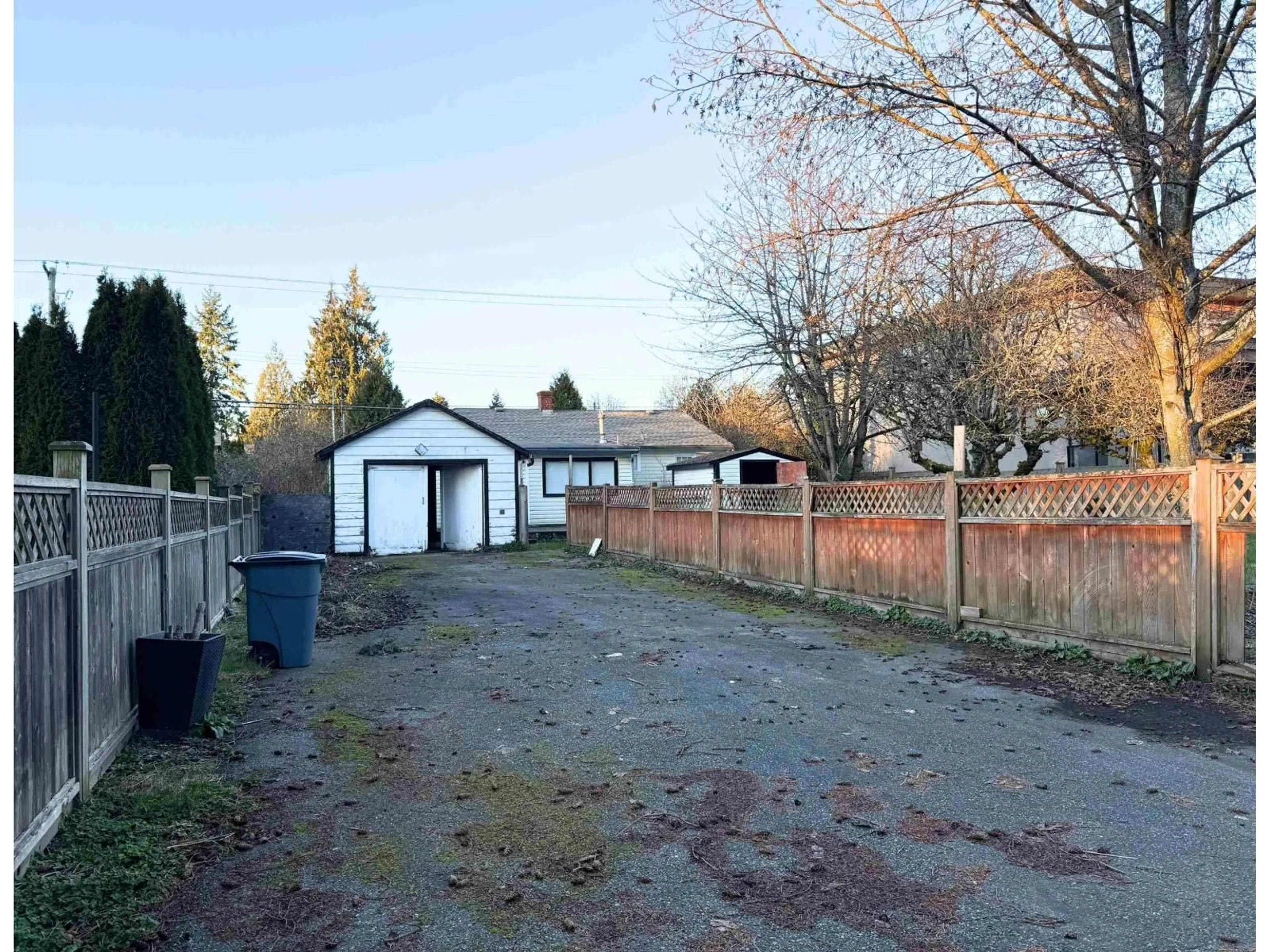 A pic from outside/outdoor area/front of a property/back of a property/a pic from drone, street for 14068 NORTH BLUFF ROAD, White Rock British Columbia V4B3C3