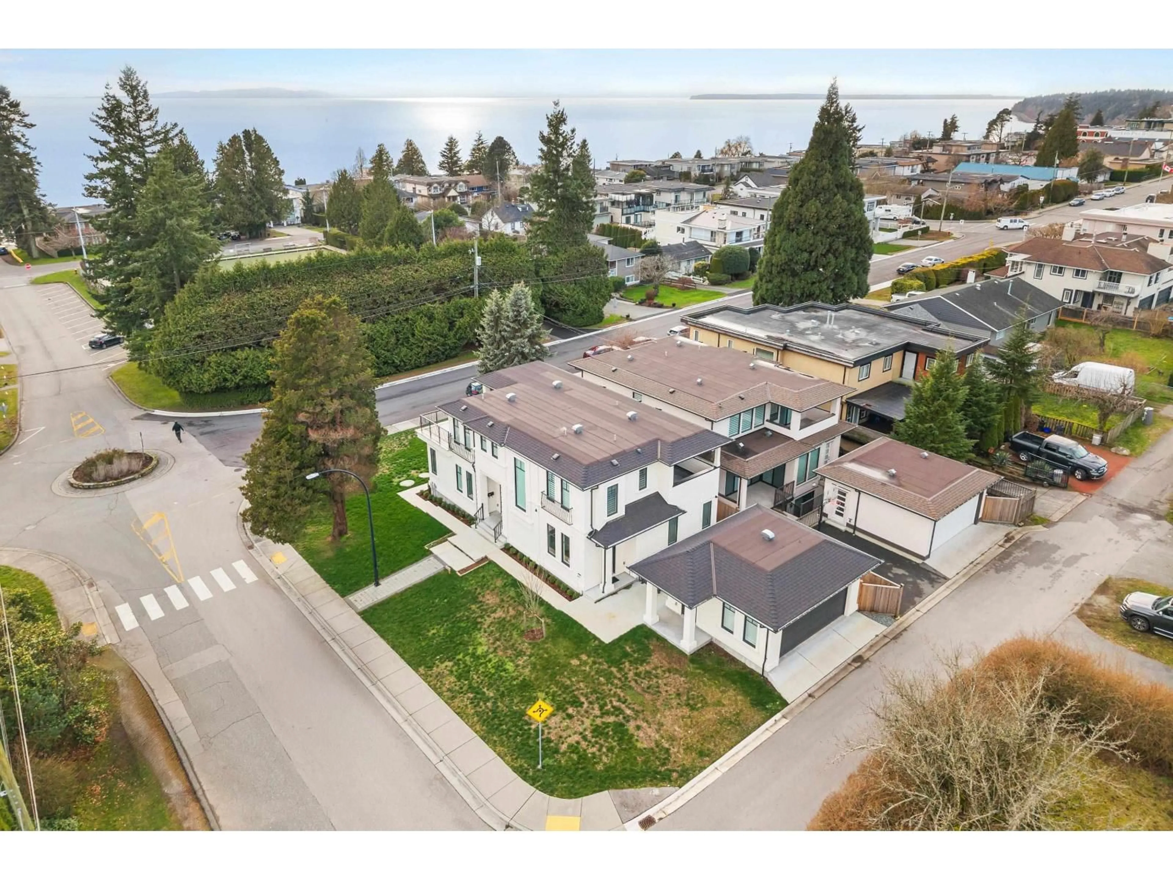 A pic from outside/outdoor area/front of a property/back of a property/a pic from drone, street for 1113 DOLPHIN STREET, White Rock British Columbia V4B4G6