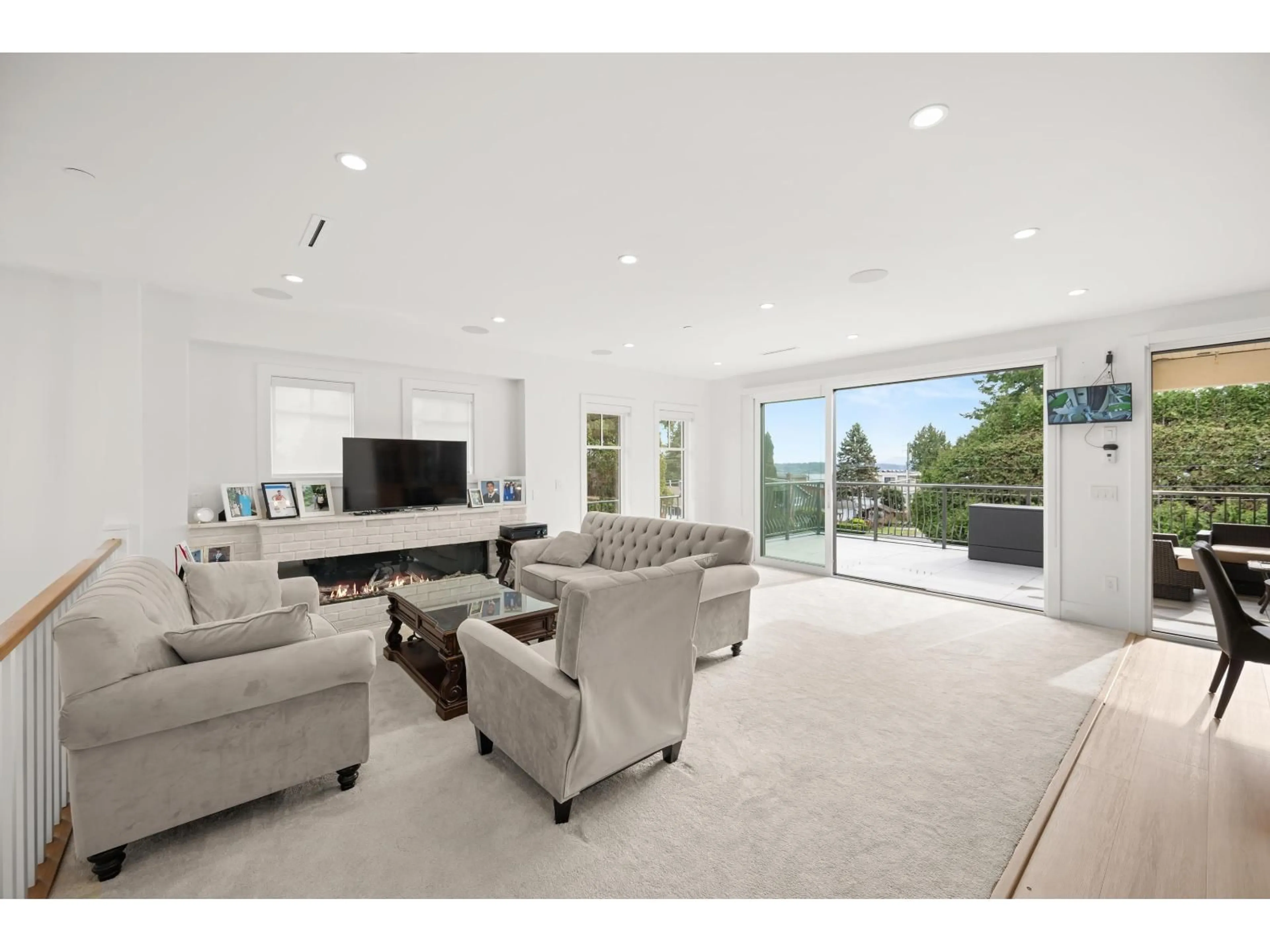 Living room with furniture, unknown for 1113 DOLPHIN STREET, White Rock British Columbia V4B4G6