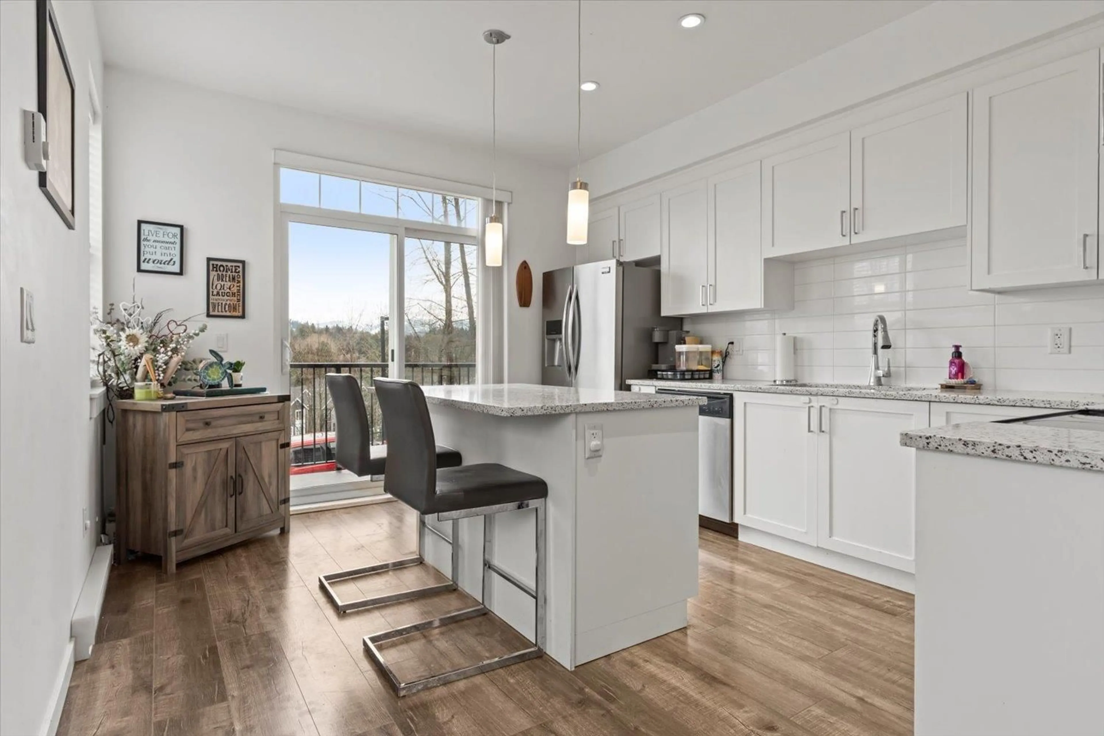 Open concept kitchen, wood/laminate floor for 21 - 2850 MCCALLUM ROAD, Abbotsford British Columbia V2S3R3