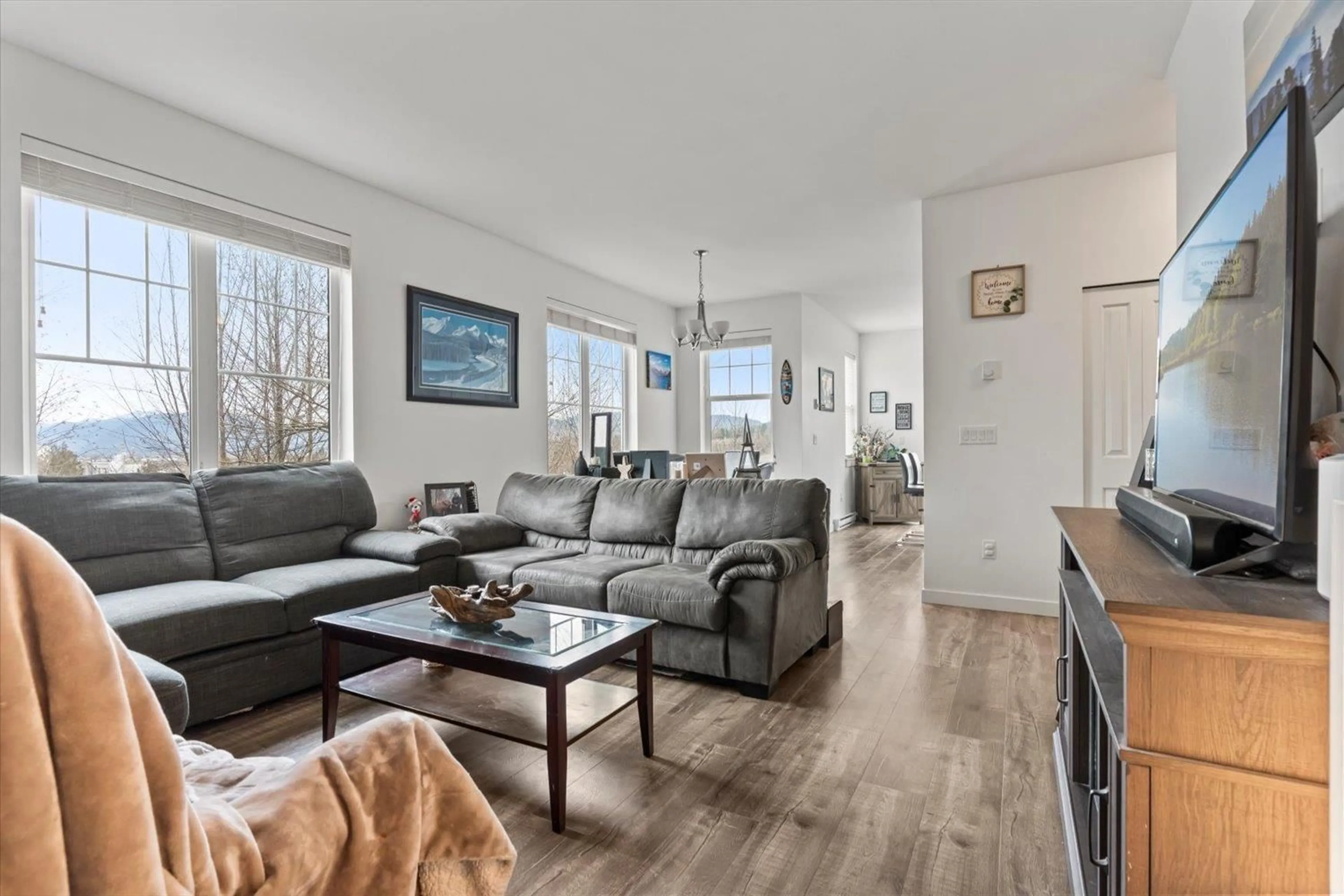 Living room with furniture, wood/laminate floor for 21 - 2850 MCCALLUM ROAD, Abbotsford British Columbia V2S3R3