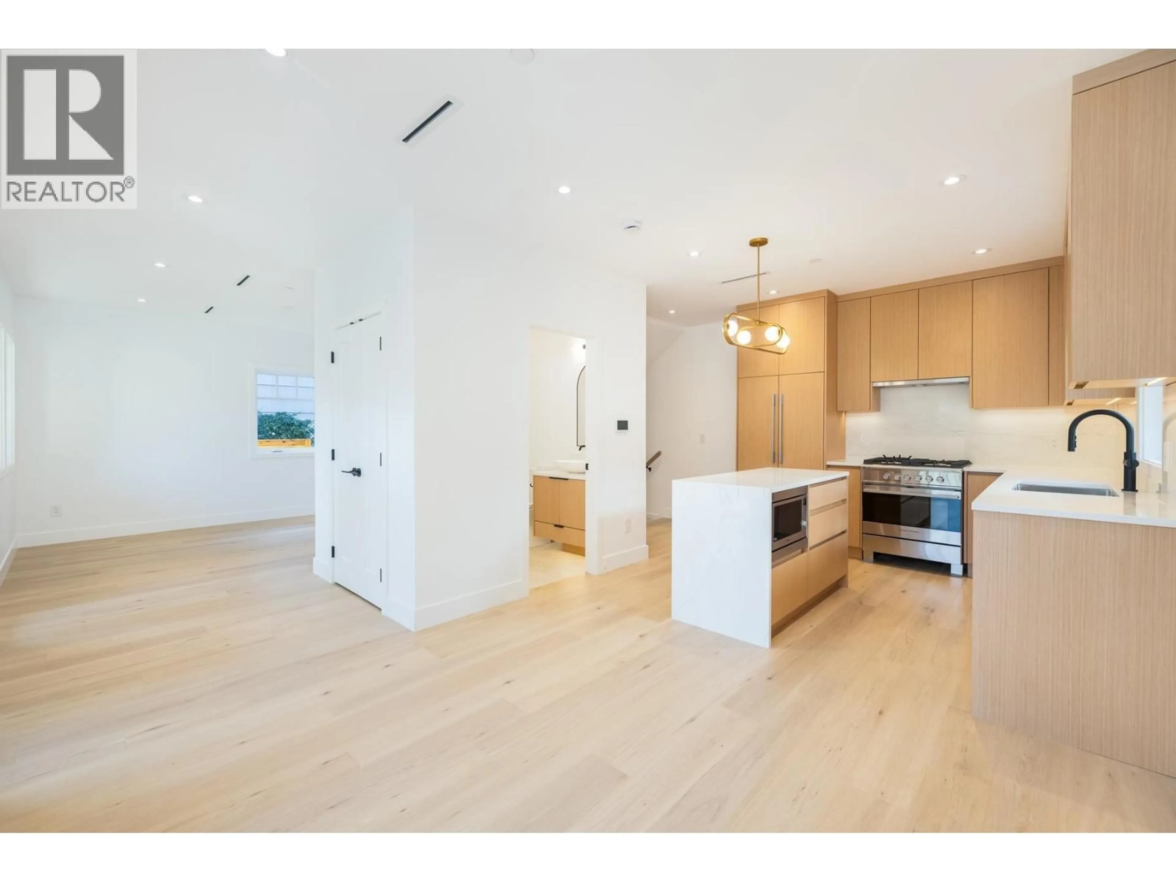 Open concept kitchen, wood/laminate floor for 263 6TH STREET, North Vancouver British Columbia V7M1K7