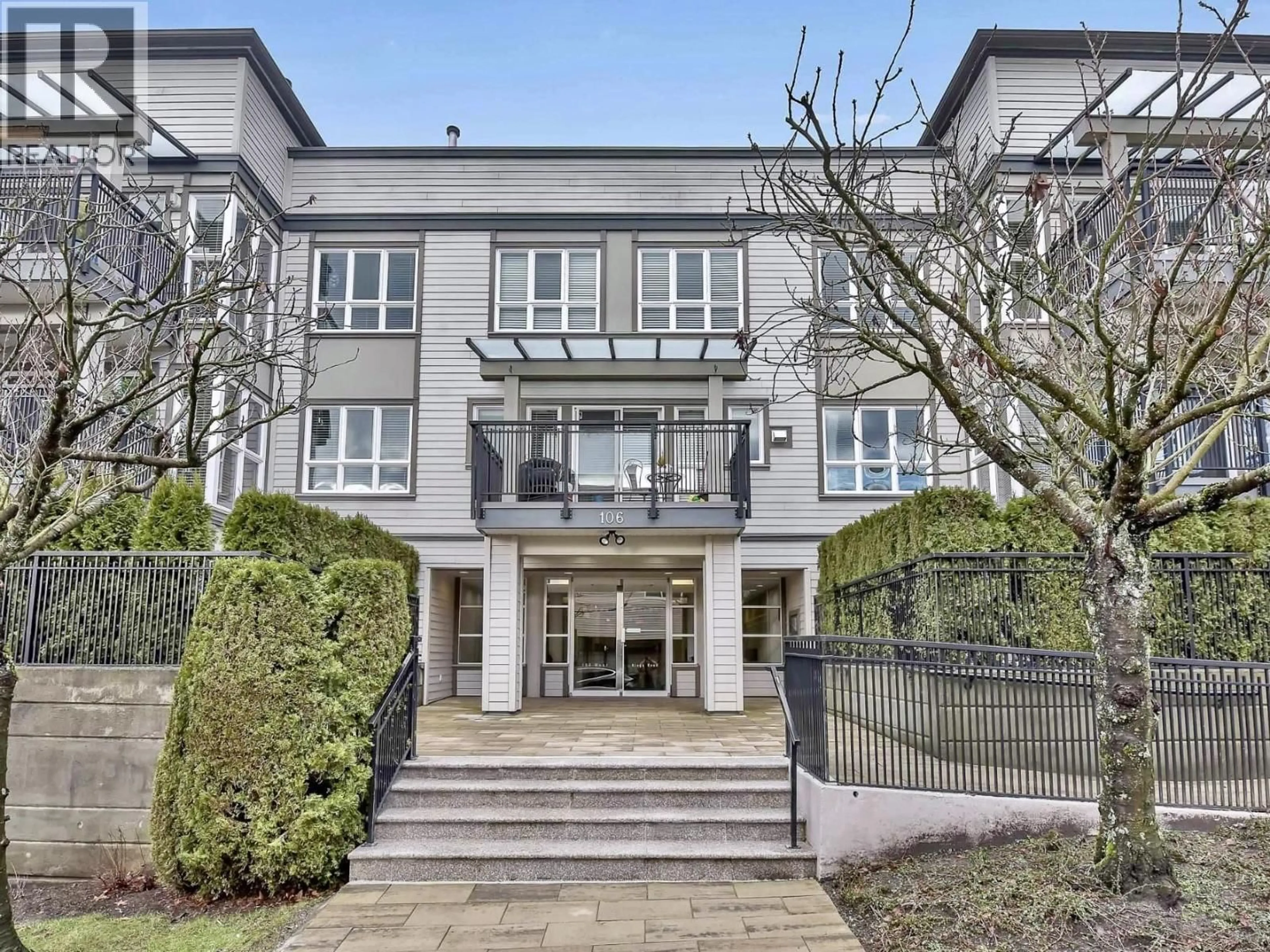 Indoor foyer for 403 - 106 KINGS ROAD, North Vancouver British Columbia V7N2L8