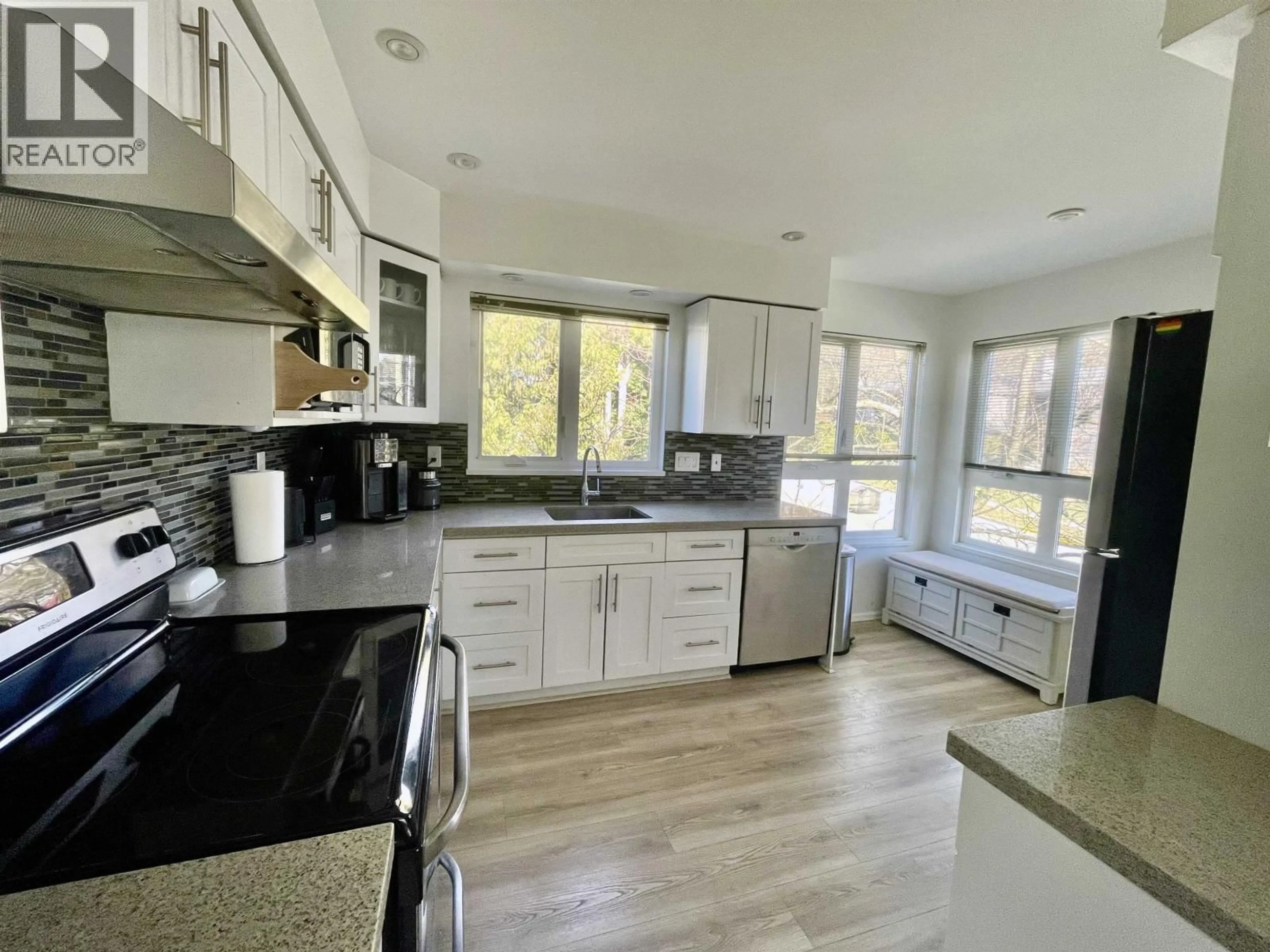 Open concept kitchen, ceramic/tile floor for 403 - 106 KINGS ROAD, North Vancouver British Columbia V7N2L8