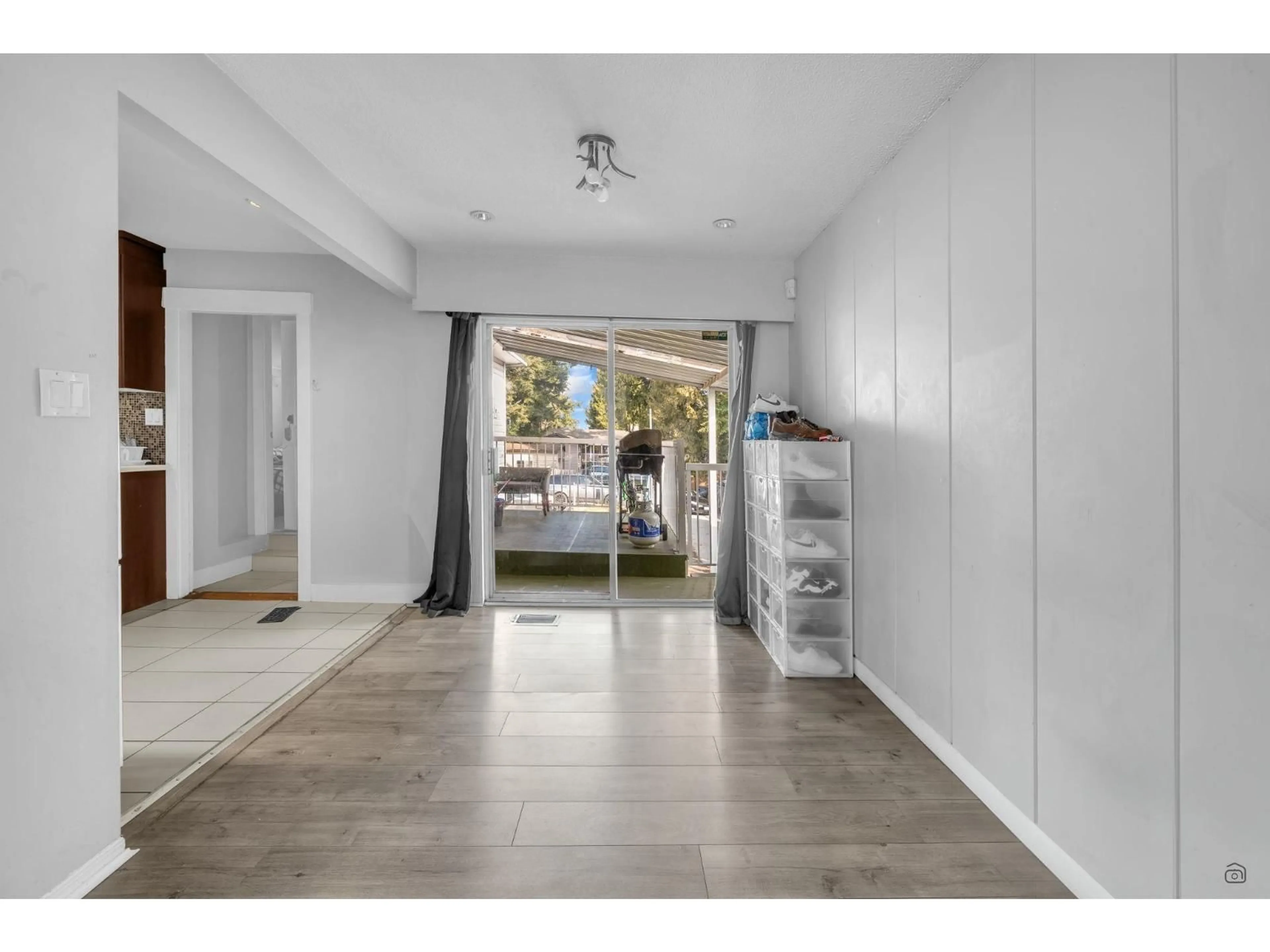 Indoor entryway for 13105 64 AVENUE, Surrey British Columbia V3W1X8