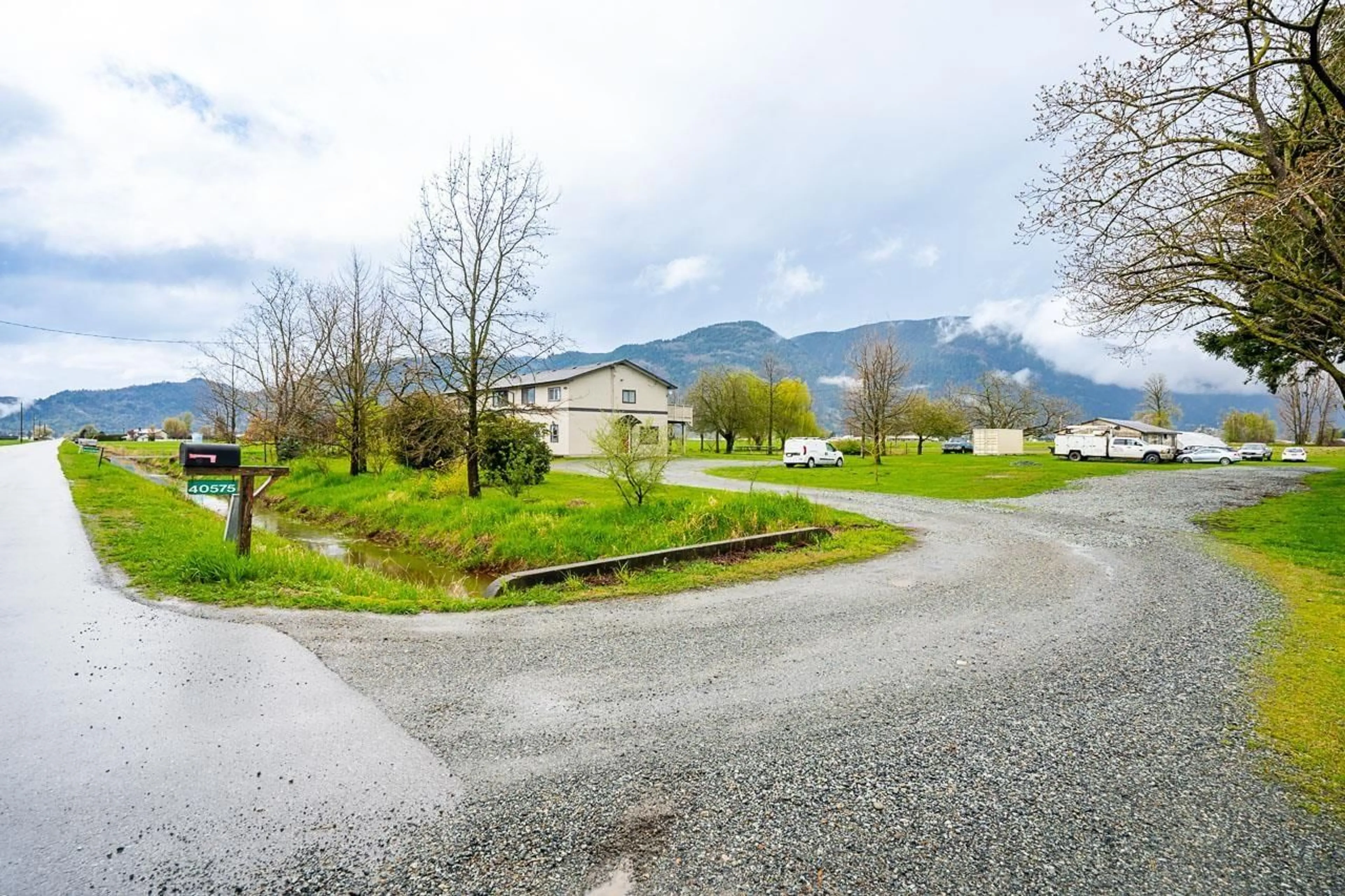 A pic from outside/outdoor area/front of a property/back of a property/a pic from drone, mountain view for 40575 NO. 4 ROAD, Abbotsford British Columbia V3G2S2