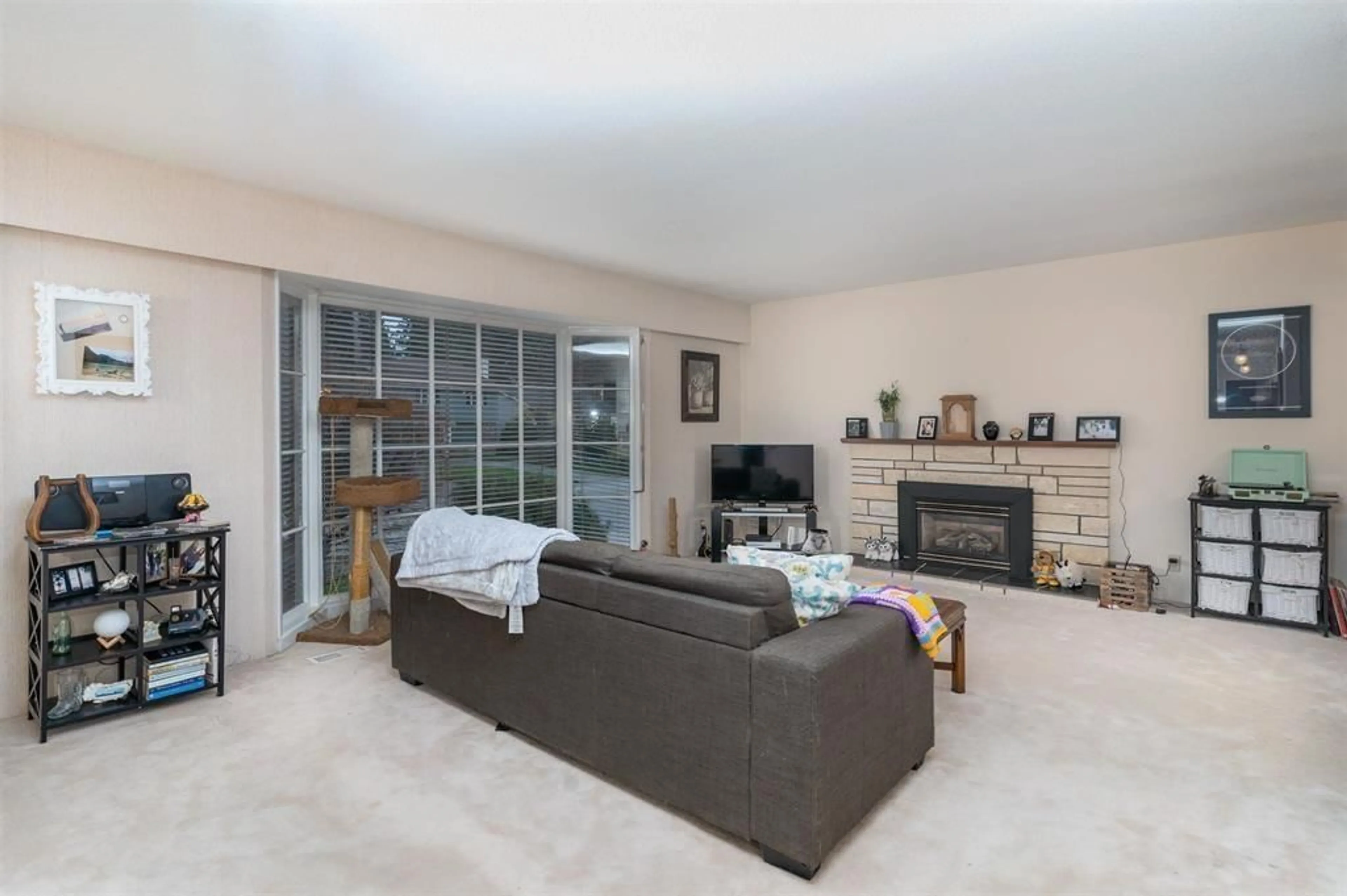 Living room with furniture, unknown for 11275 KENDALE WAY, Delta British Columbia V4C3P8