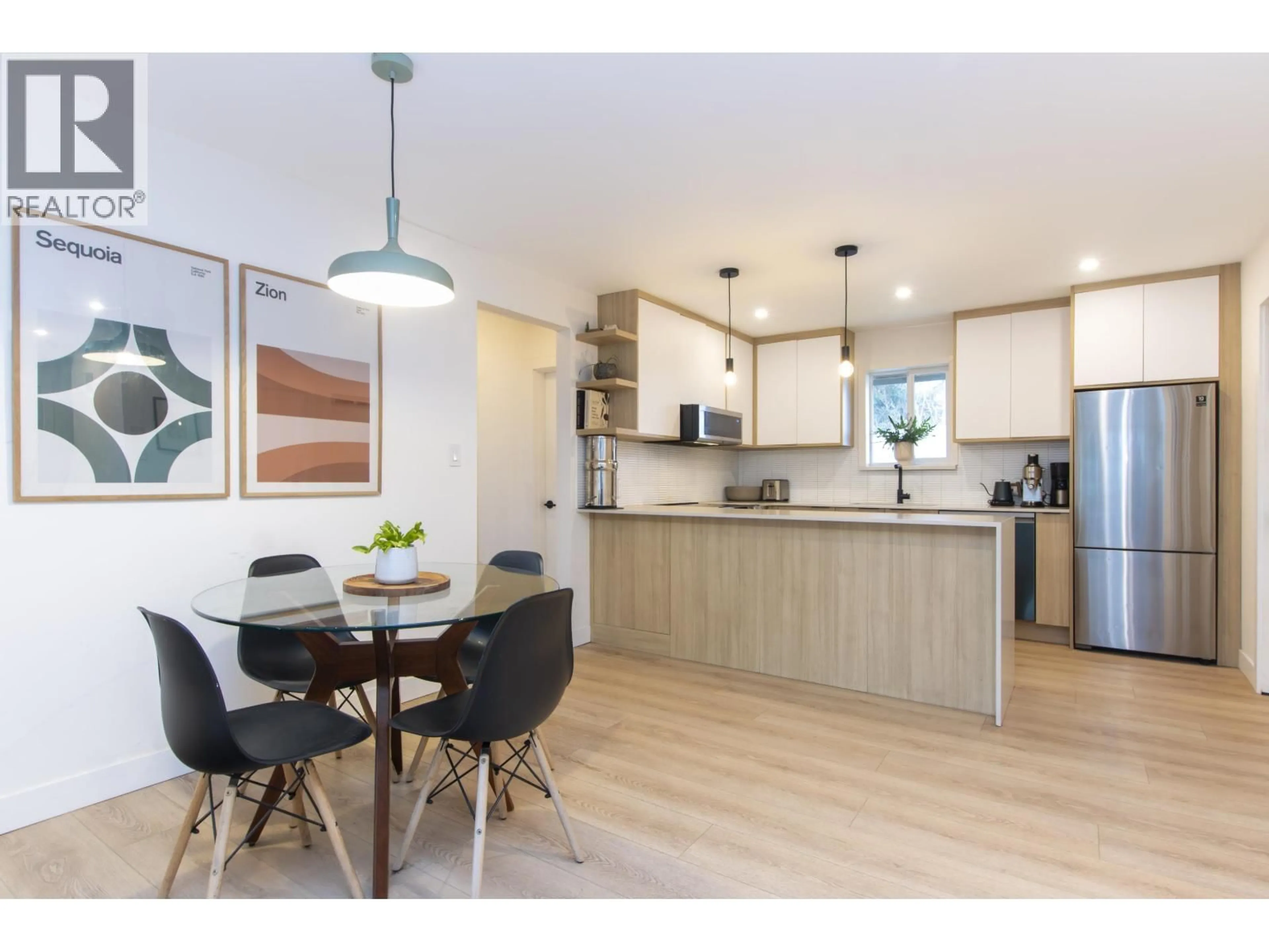 Open concept kitchen, wood/laminate floor for 1029 BROTHERS PLACE, Squamish British Columbia V8B0B2