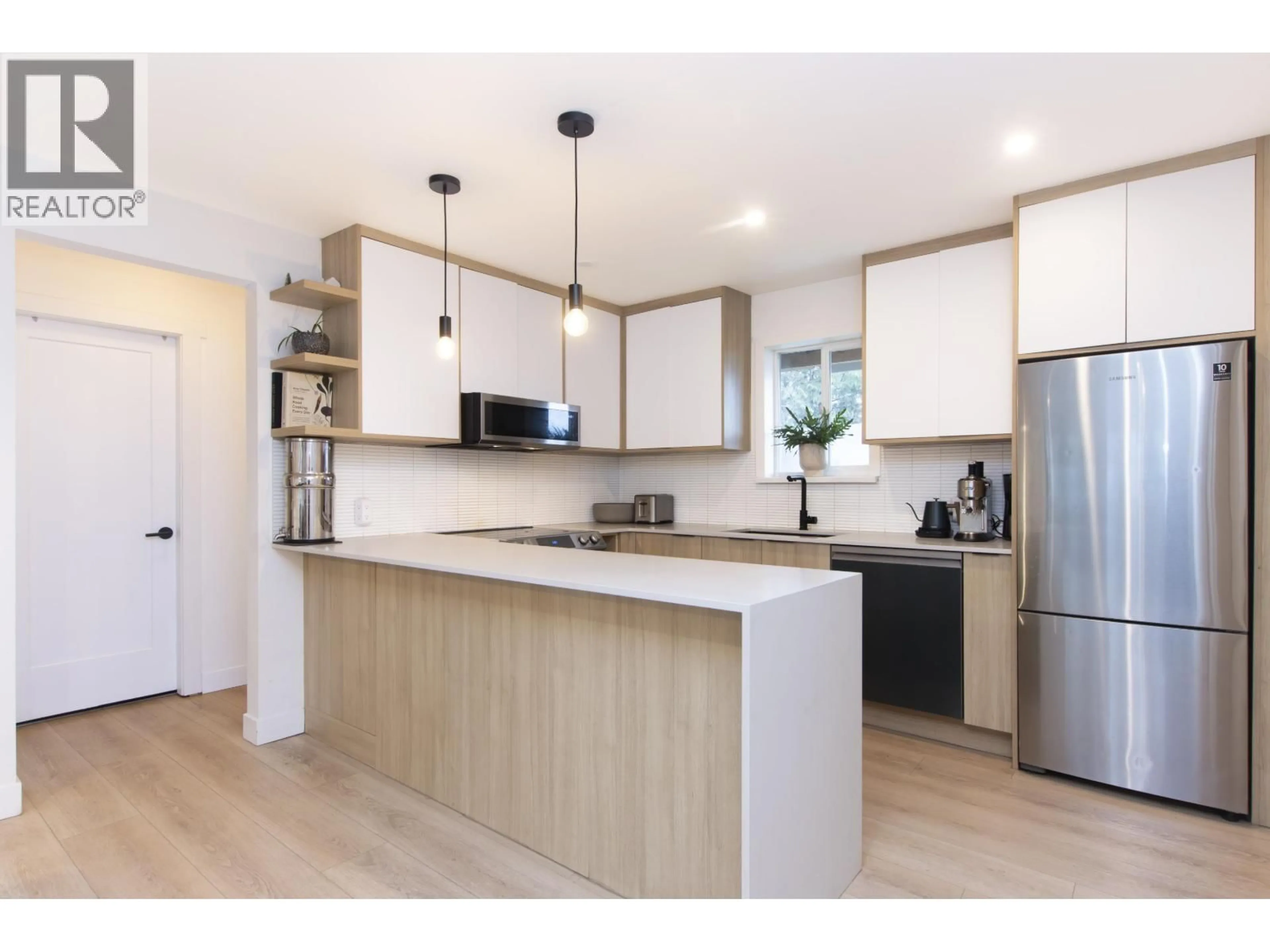 Open concept kitchen, wood/laminate floor for 1029 BROTHERS PLACE, Squamish British Columbia V8B0B2