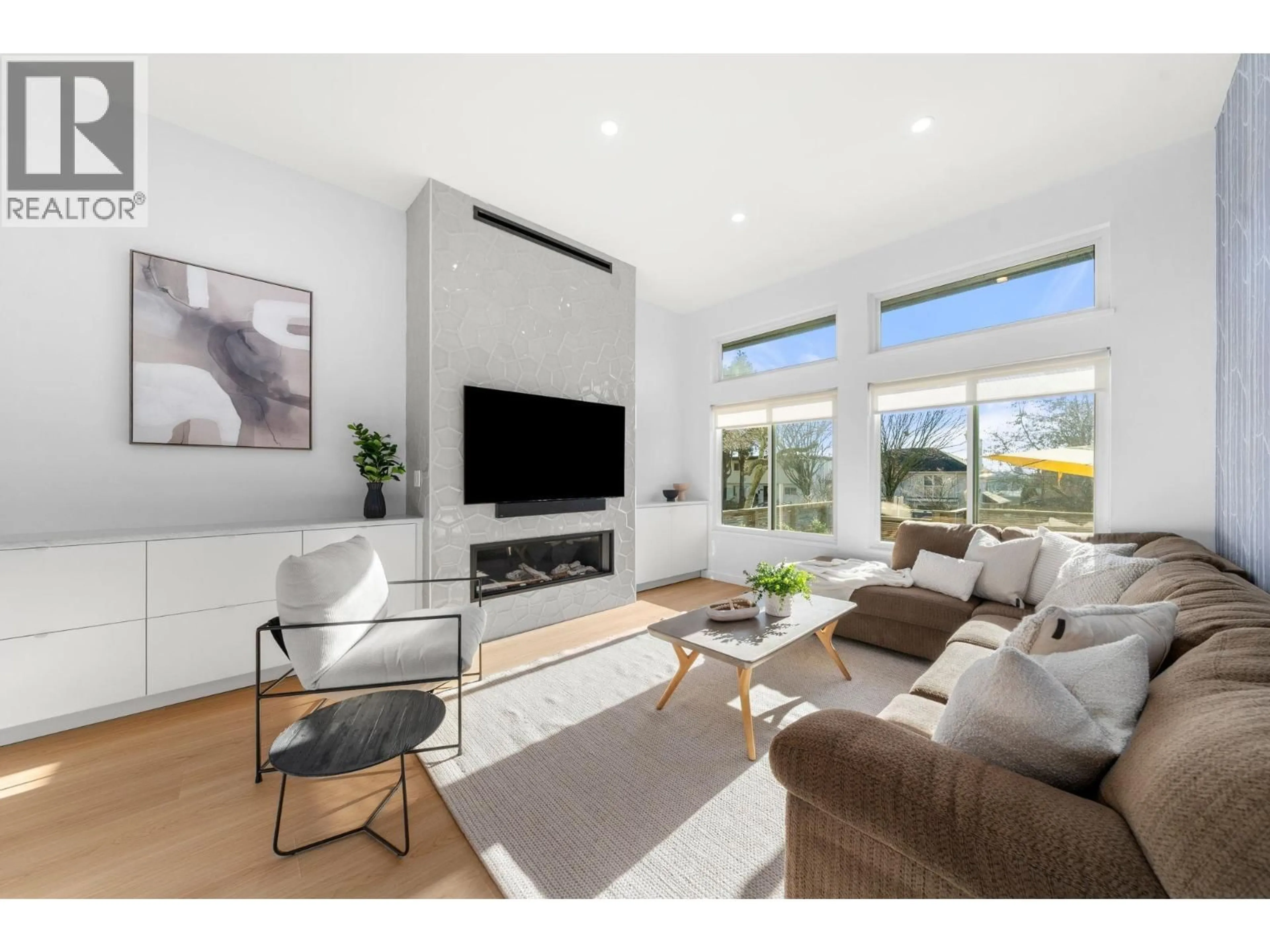 Living room with furniture, unknown for 256 5TH STREET, North Vancouver British Columbia V7M1K1