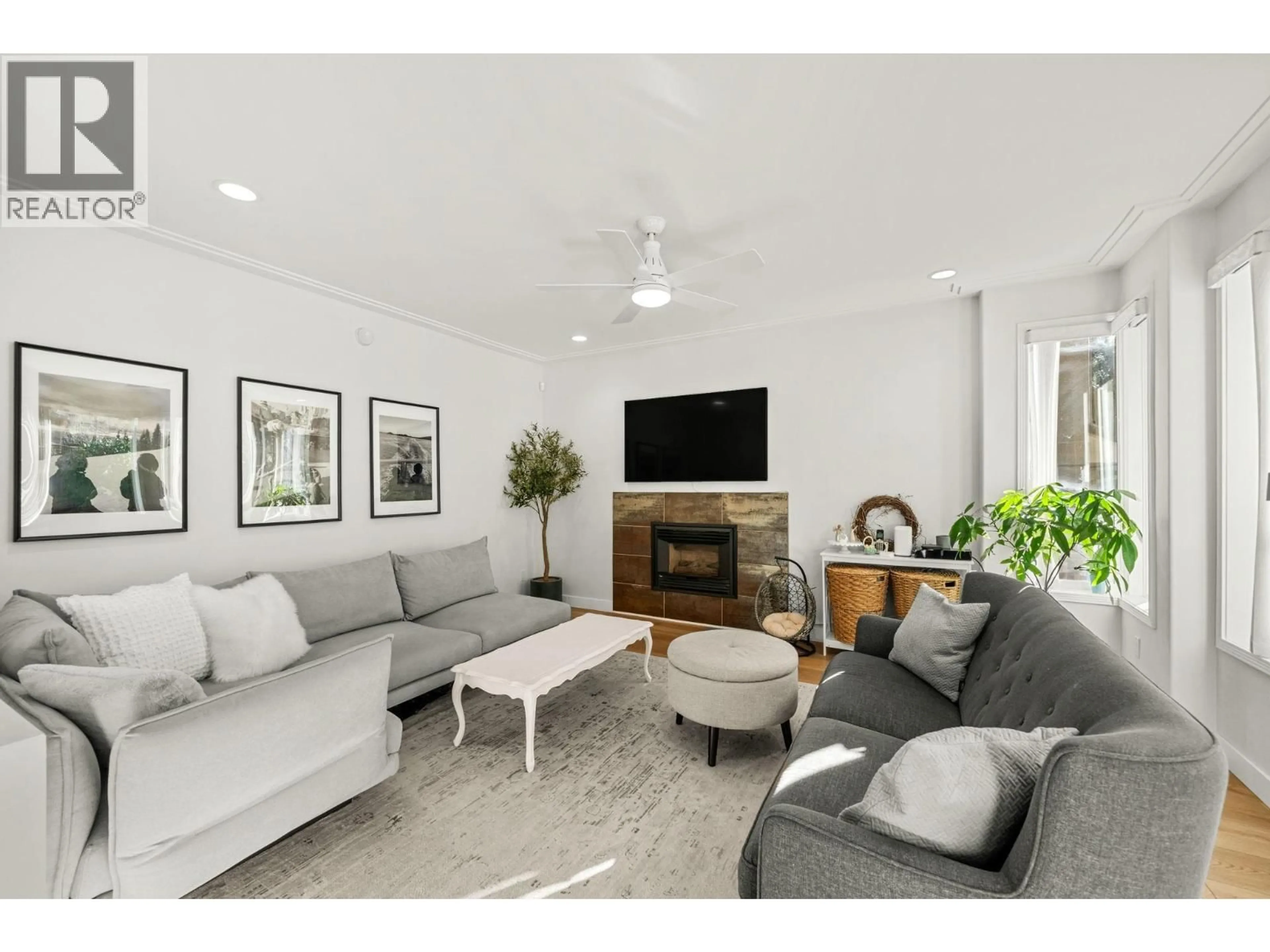 Living room with furniture, unknown for 1725 ORKNEY PLACE, North Vancouver British Columbia V7H2Z1