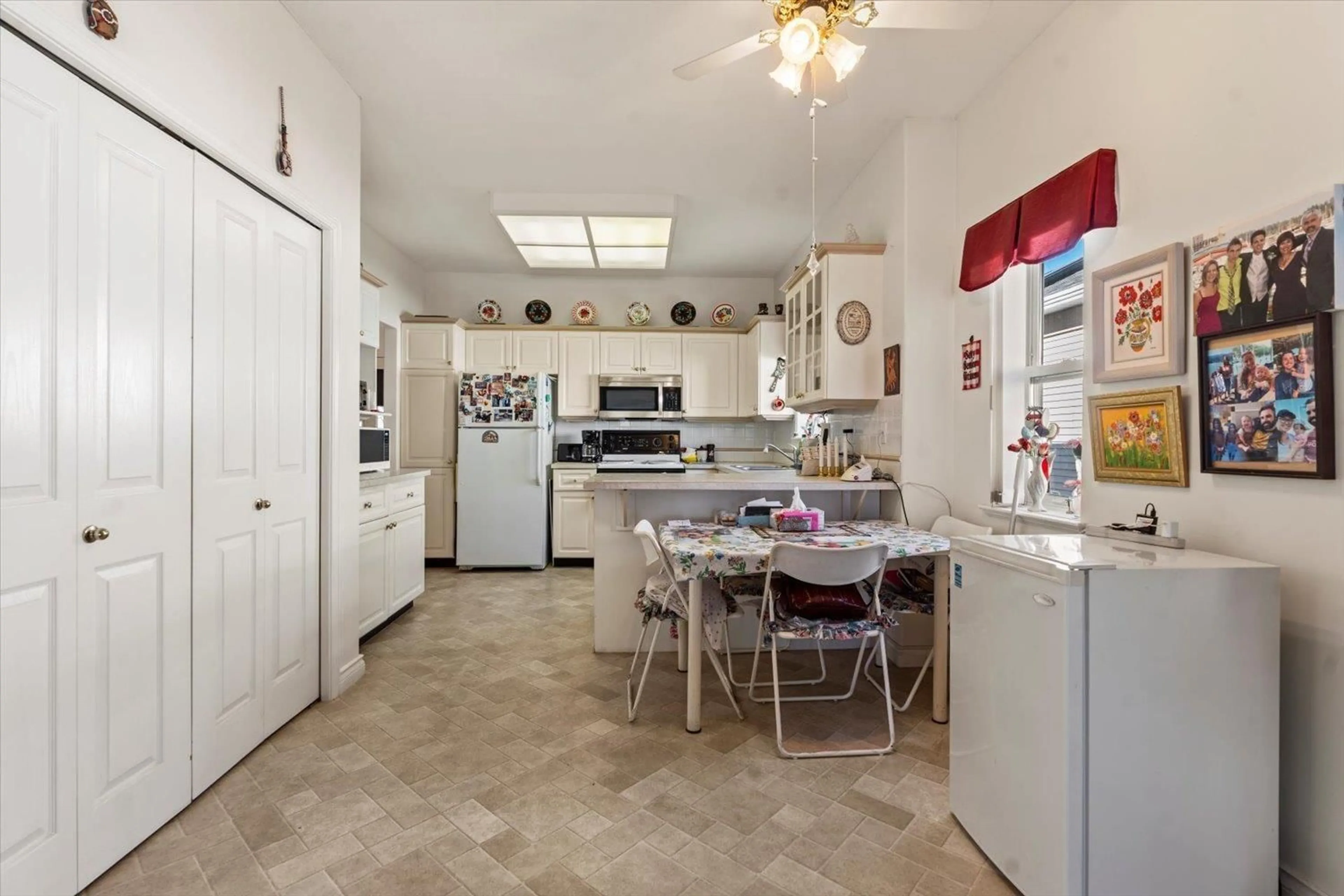 Open concept kitchen, ceramic/tile floor for 114 - 8485 YOUNG ROAD, Chilliwack British Columbia V2P7Y7