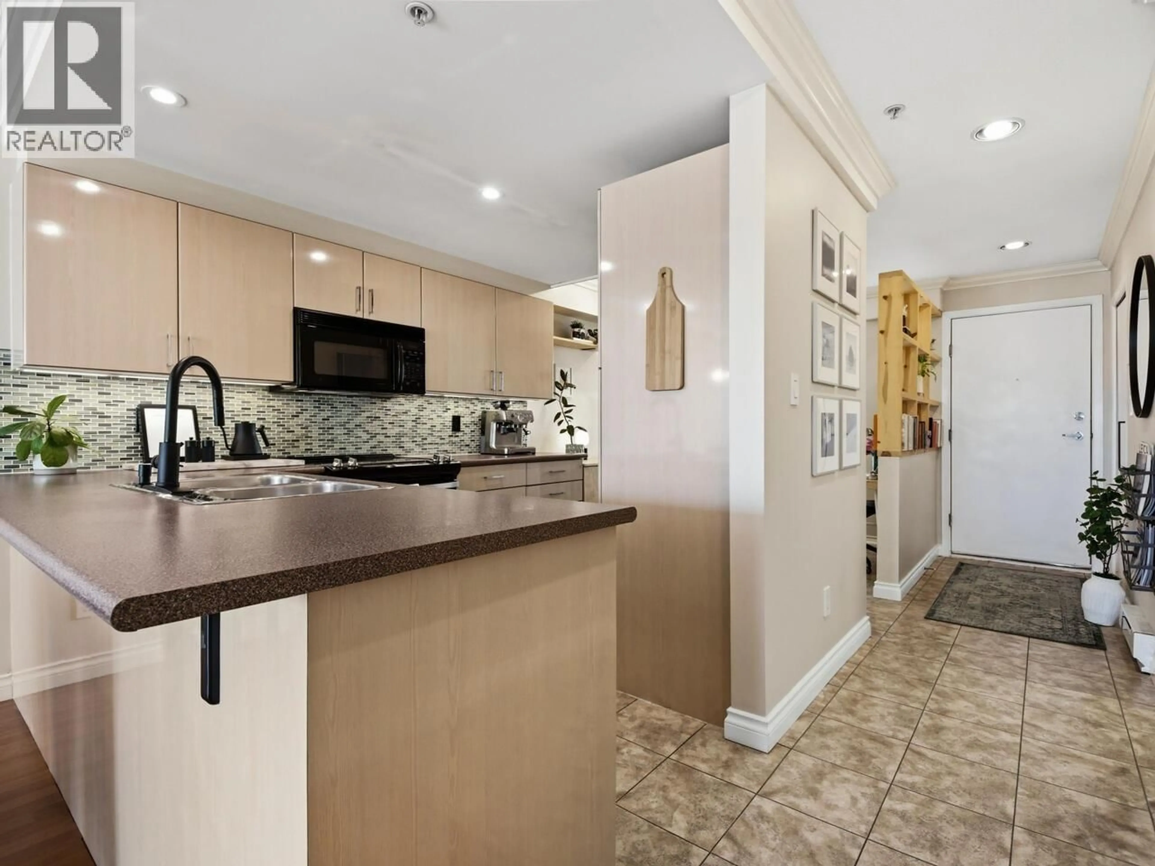 Open concept kitchen, ceramic/tile floor for 403 - 212 LONSDALE AVENUE, North Vancouver British Columbia V7M2G1