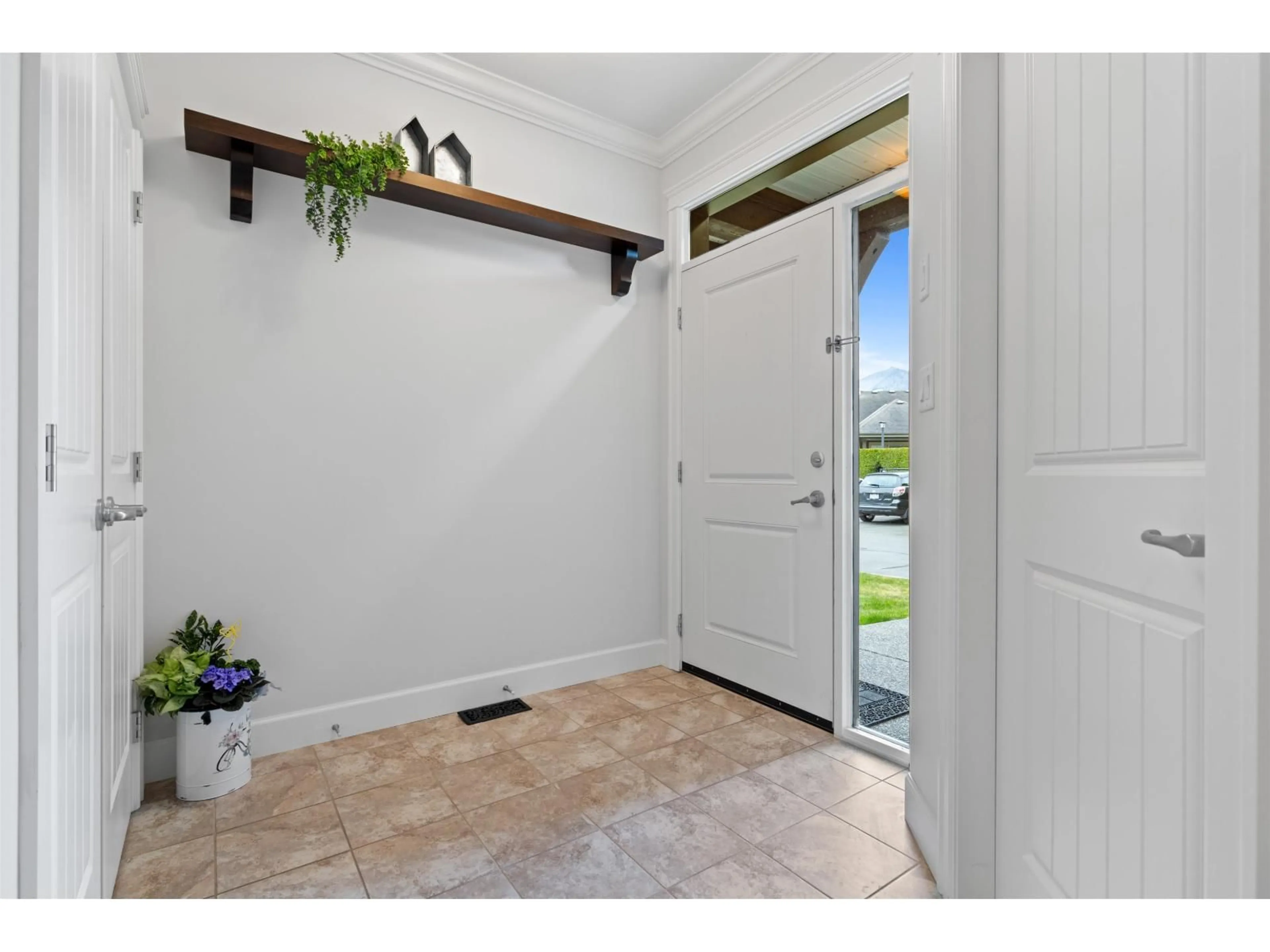 Indoor entryway for 147 - 45900 SOUTH SUMAS ROAD, Chilliwack British Columbia V2R0S9