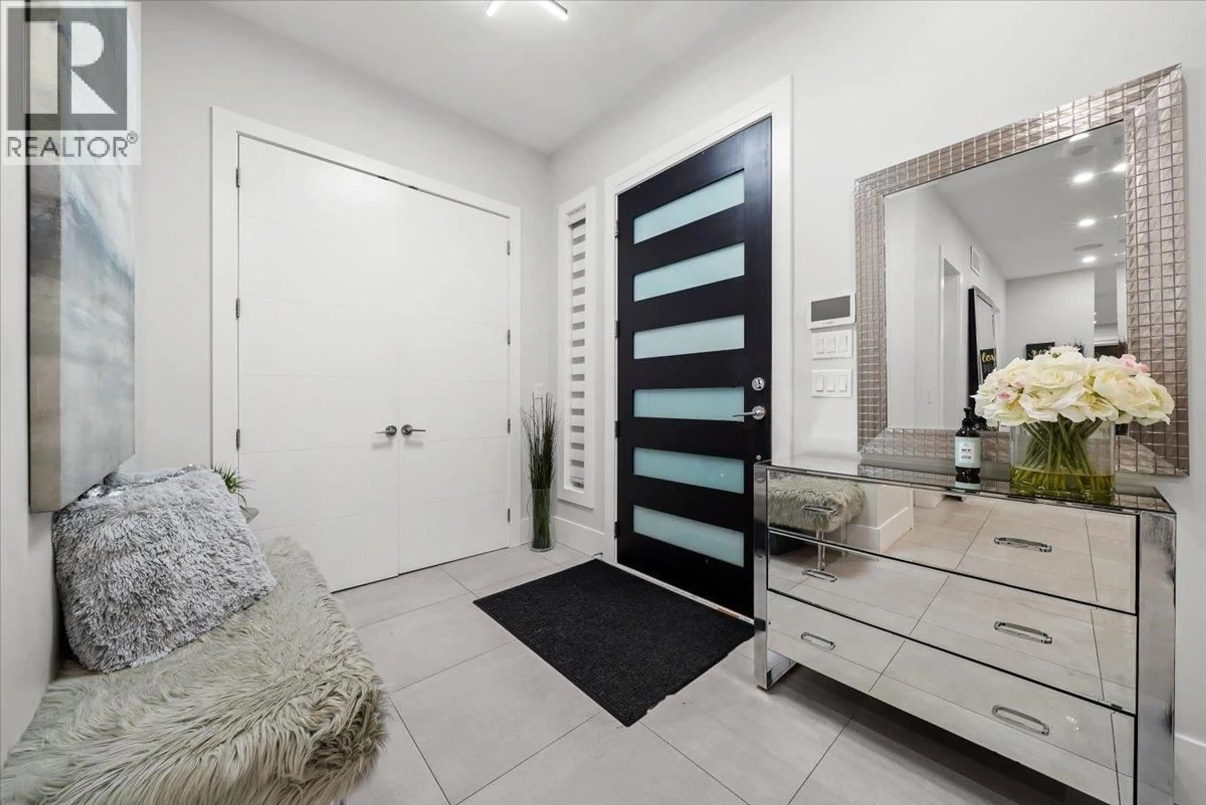 Indoor entryway for 1041 STEWART AVENUE, Coquitlam British Columbia V3K2N8