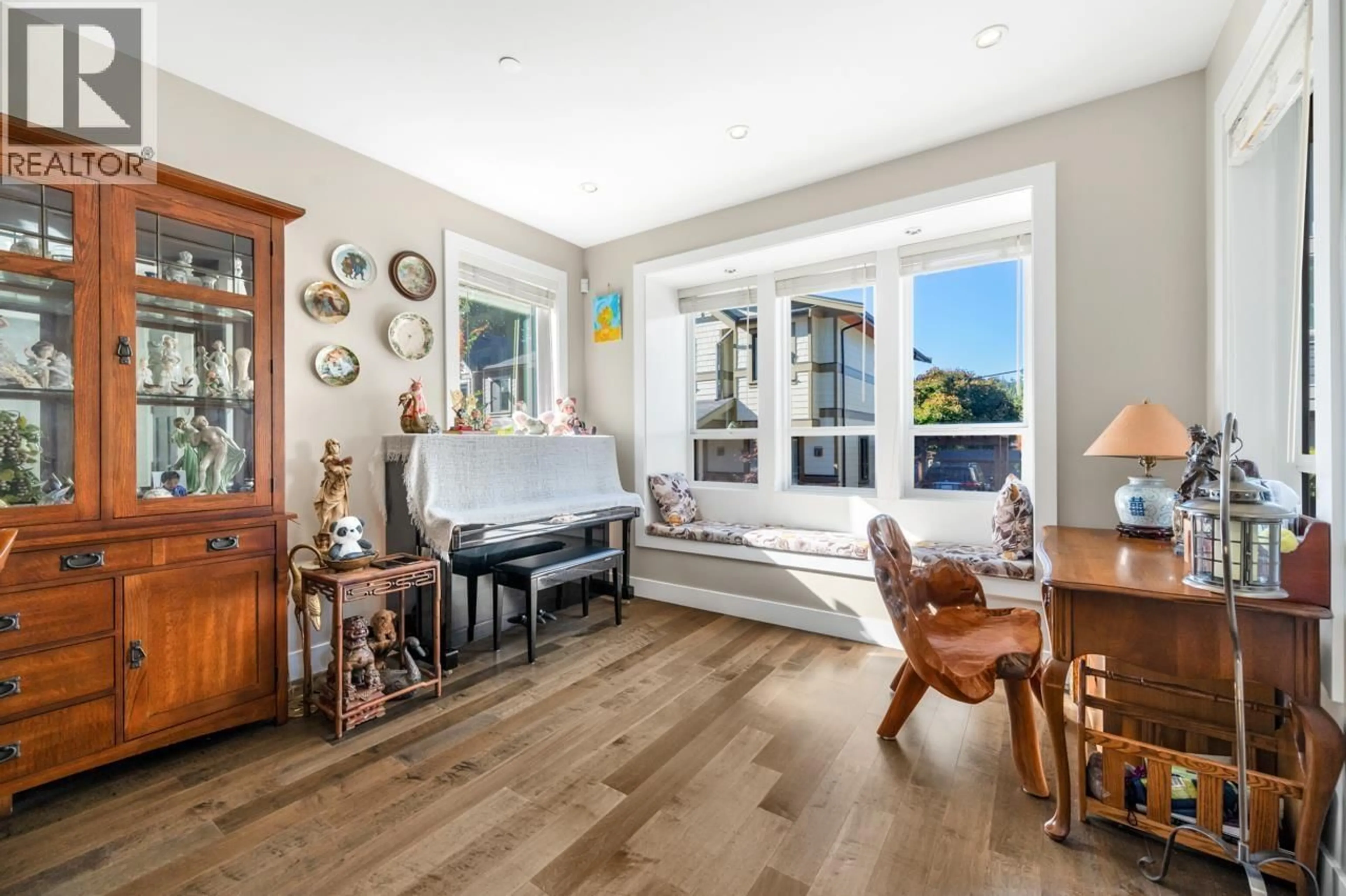 Living room with furniture, wood/laminate floor for 2020 CARSON COURT, North Vancouver British Columbia V7M0E1