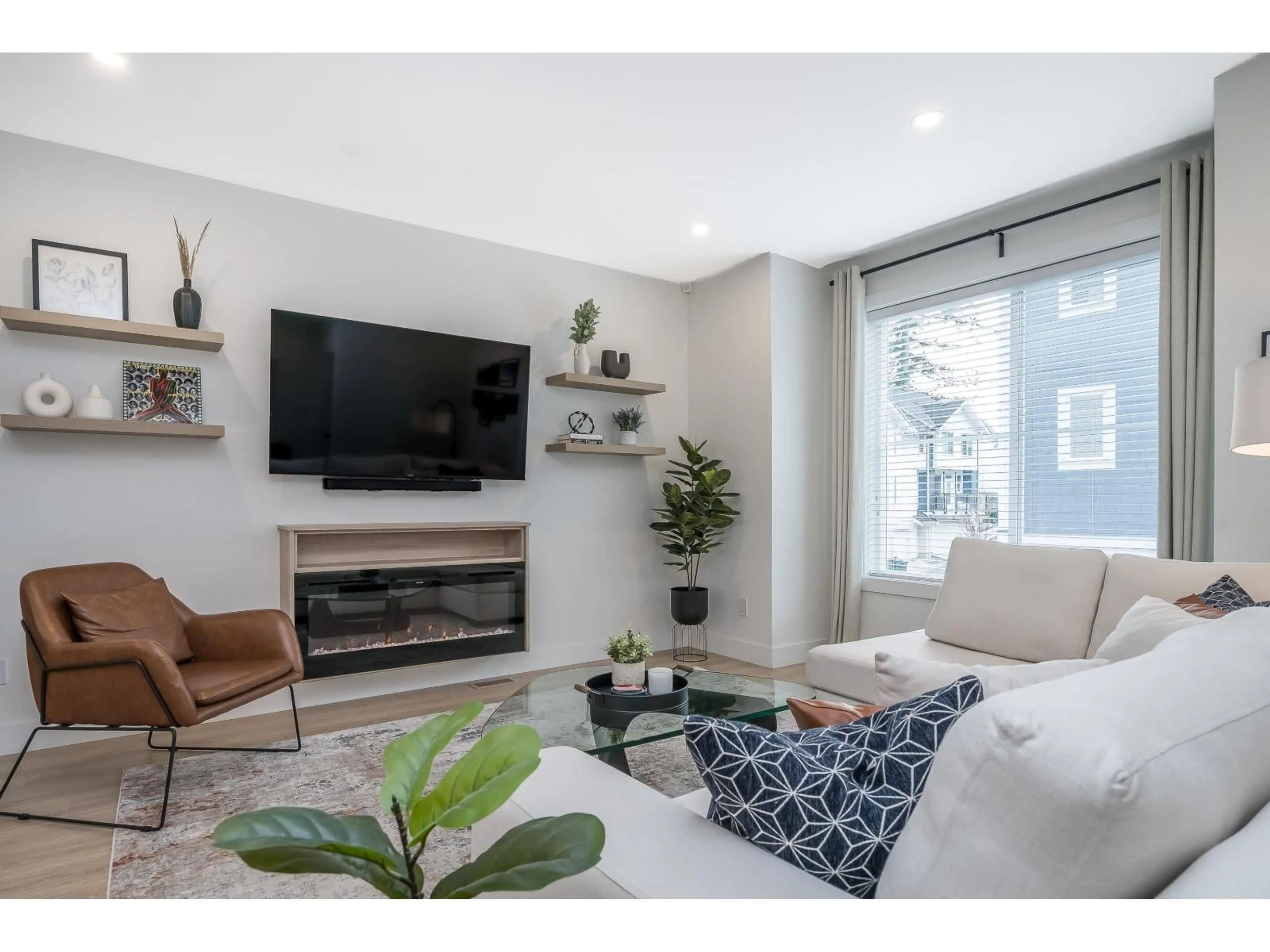 Living room with furniture, unknown for 5 - 14355 62 AVENUE, Surrey British Columbia V3X0K6