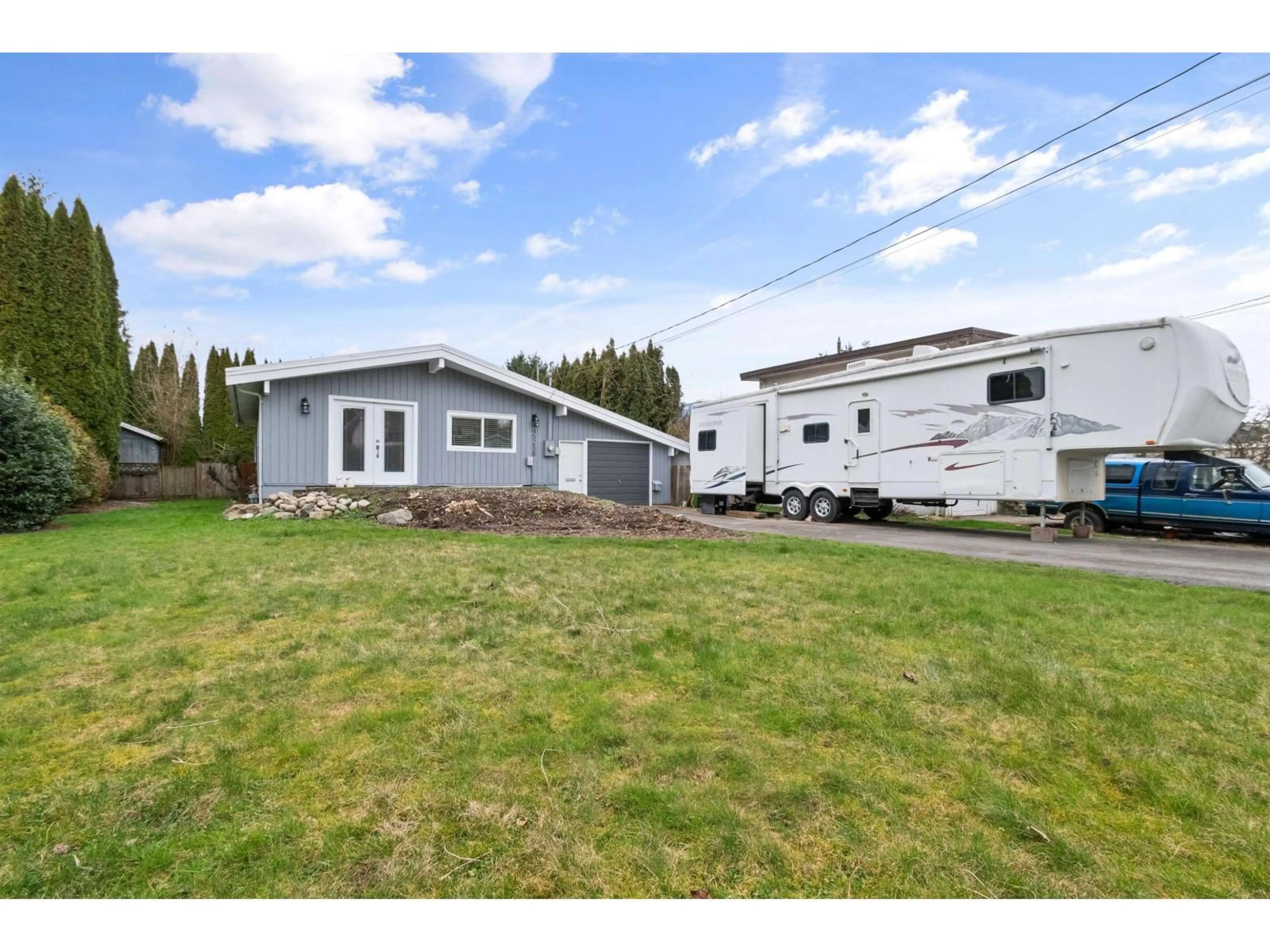 A pic from outside/outdoor area/front of a property/back of a property/a pic from drone, street for 45258 CRESCENT DRIVE, Chilliwack British Columbia V2P1G6