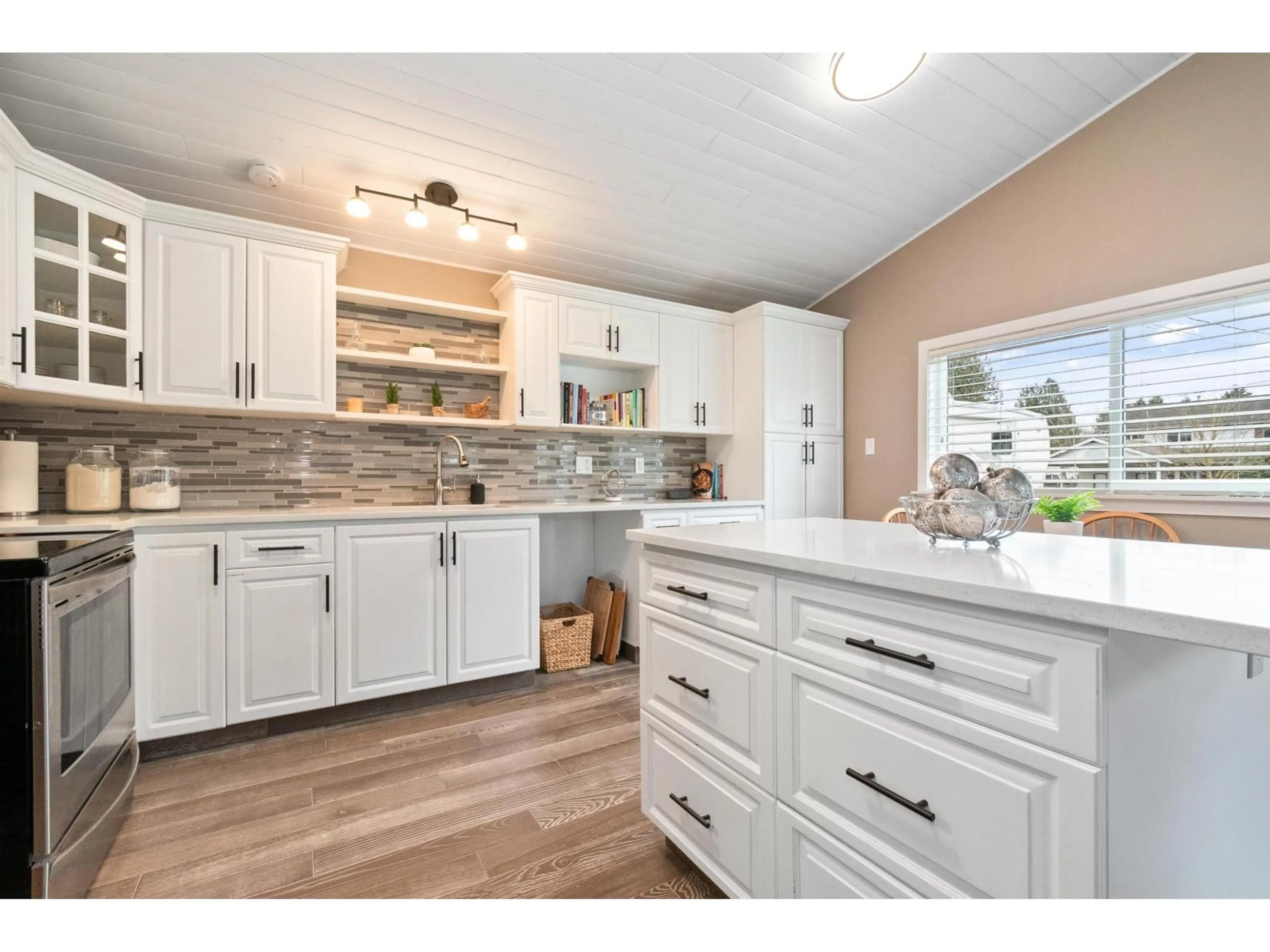 Open concept kitchen, unknown for 45258 CRESCENT DRIVE, Chilliwack British Columbia V2P1G6