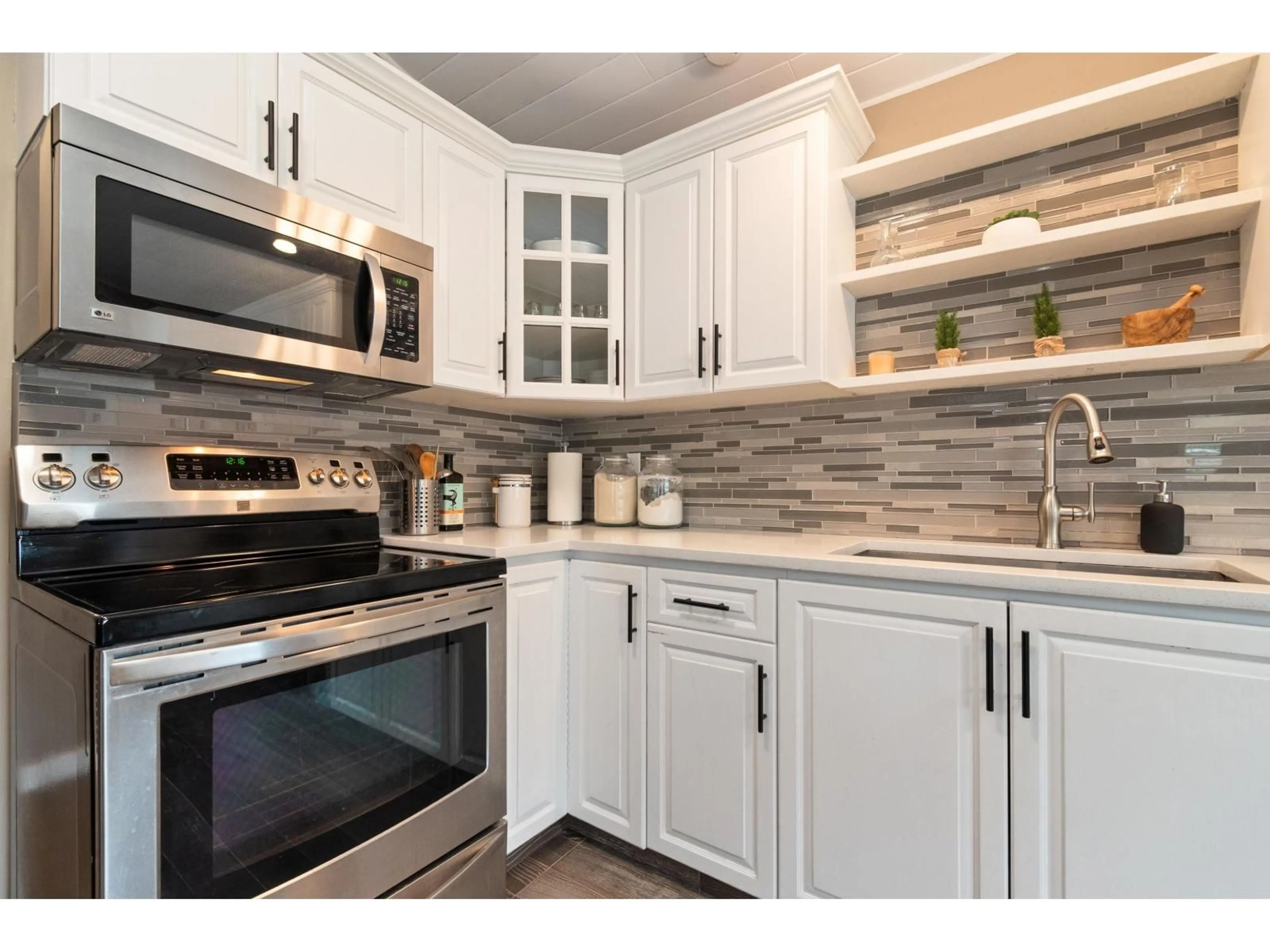 Open concept kitchen, unknown for 45258 CRESCENT DRIVE, Chilliwack British Columbia V2P1G6