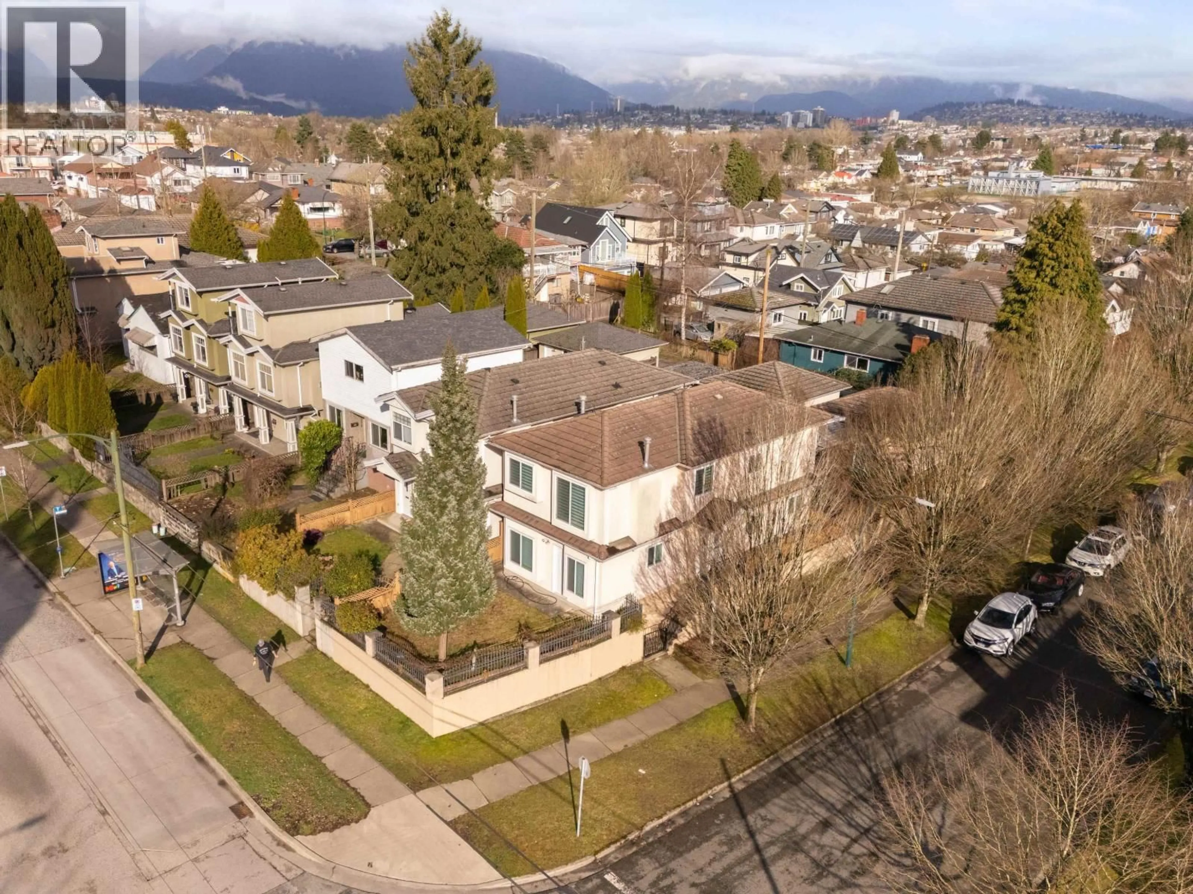 A pic from outside/outdoor area/front of a property/back of a property/a pic from drone, mountain view for 2423 4TH AVENUE, Vancouver British Columbia V5M1K1